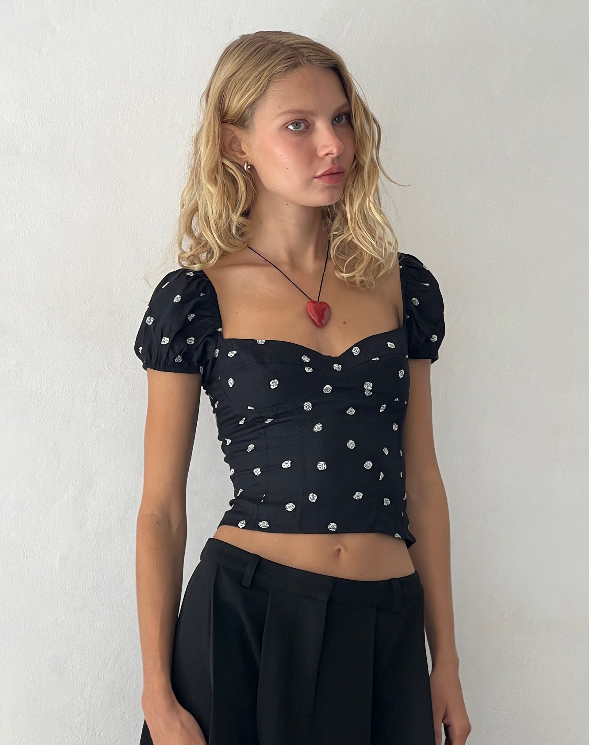 Immagine di Leify Top a cuore in Ditsy Rose Nero