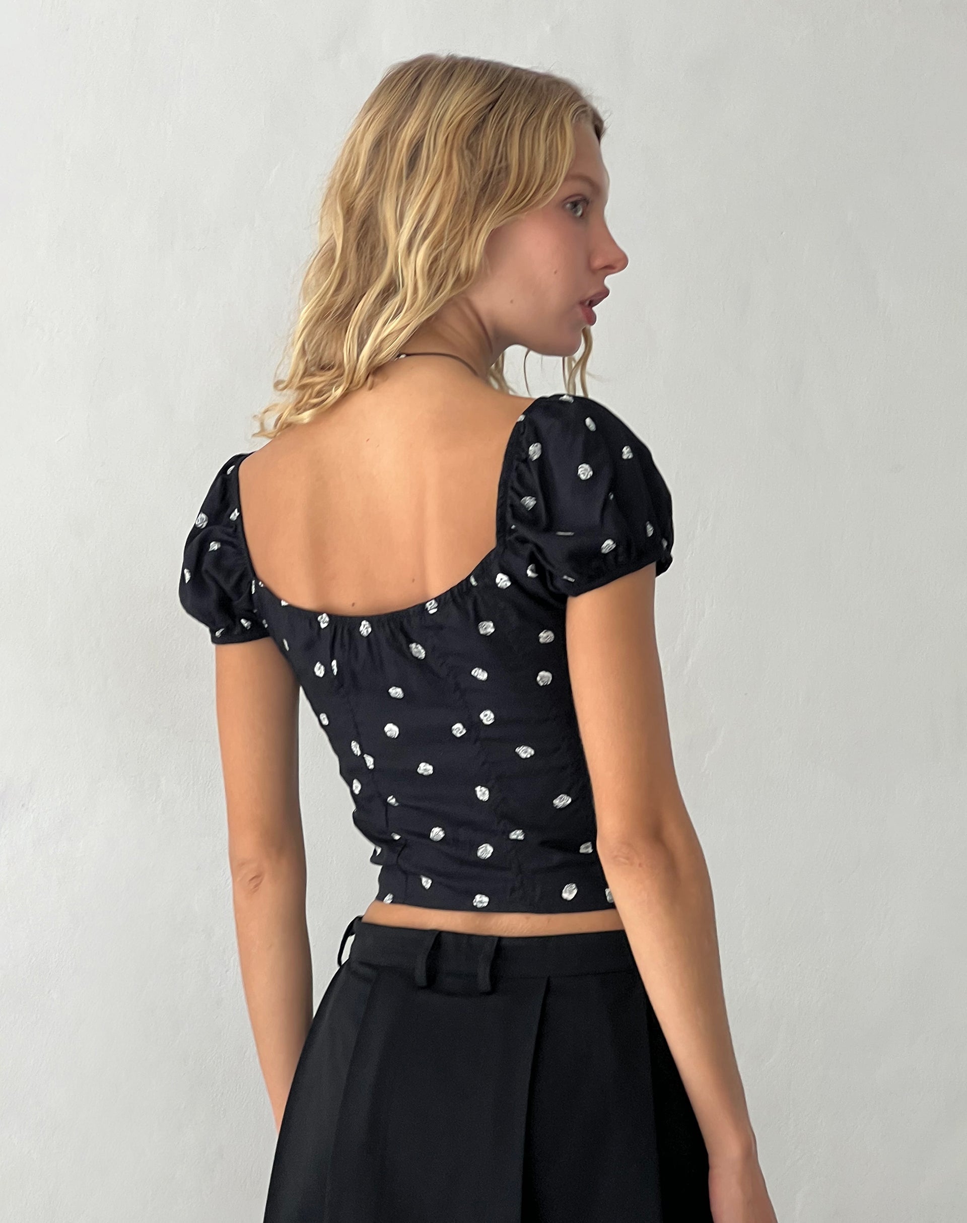 Immagine di Leify Top a cuore in Ditsy Rose Nero