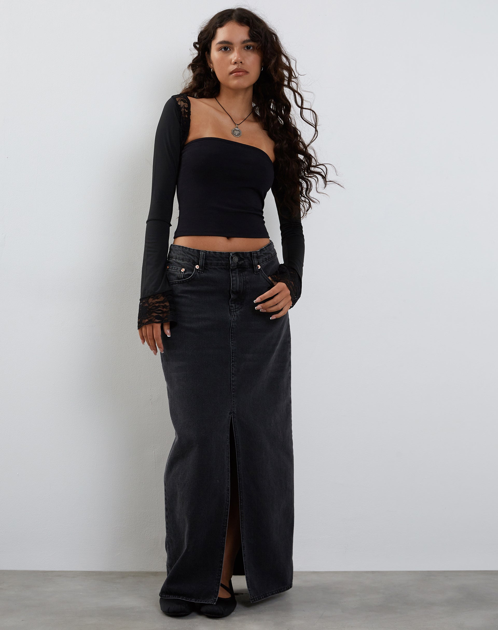 Immagine di Lenny Lace Shrug Top in nero con rifiniture in pizzo bianco
