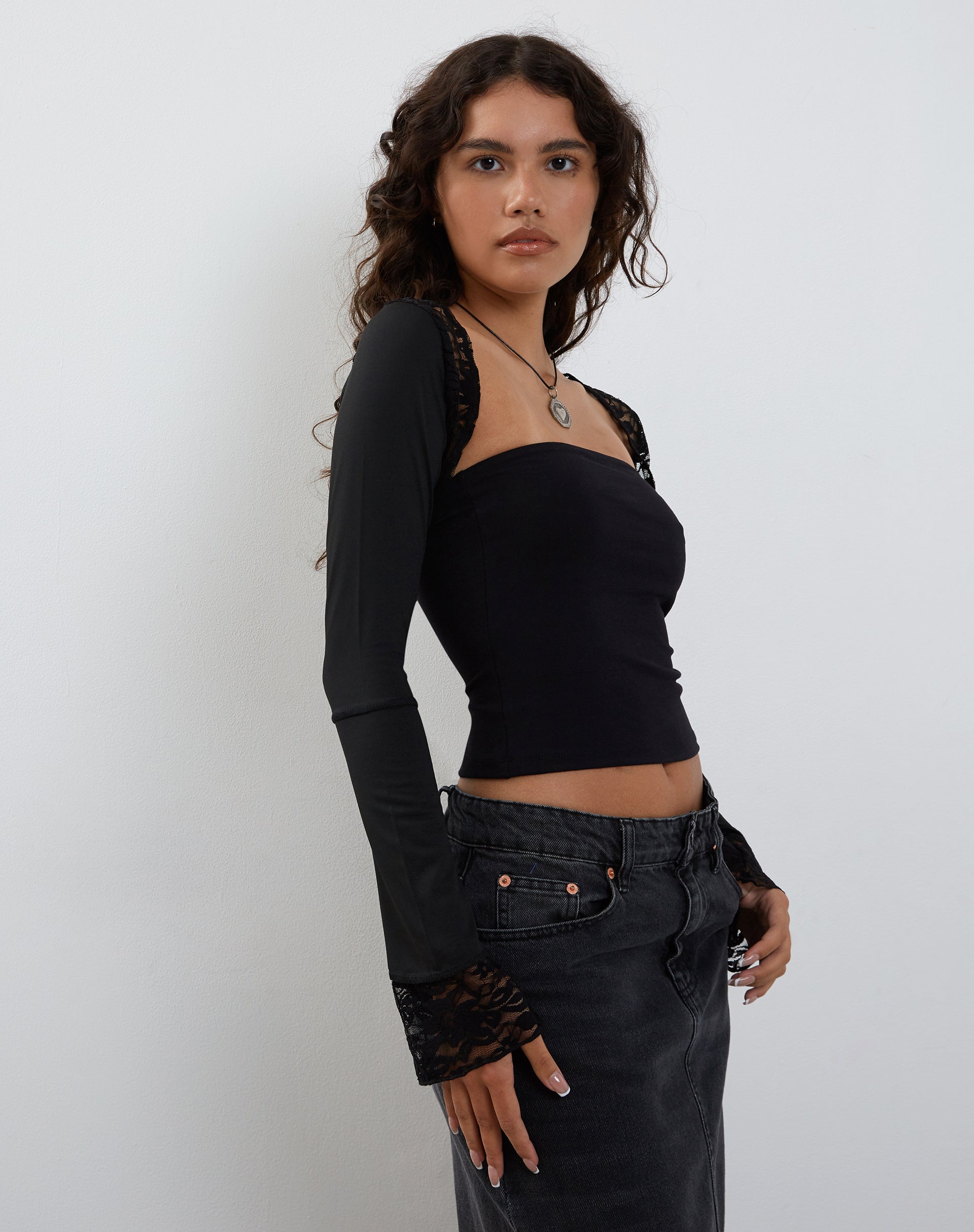Immagine di Lenny Lace Shrug Top in nero con rifiniture in pizzo bianco
