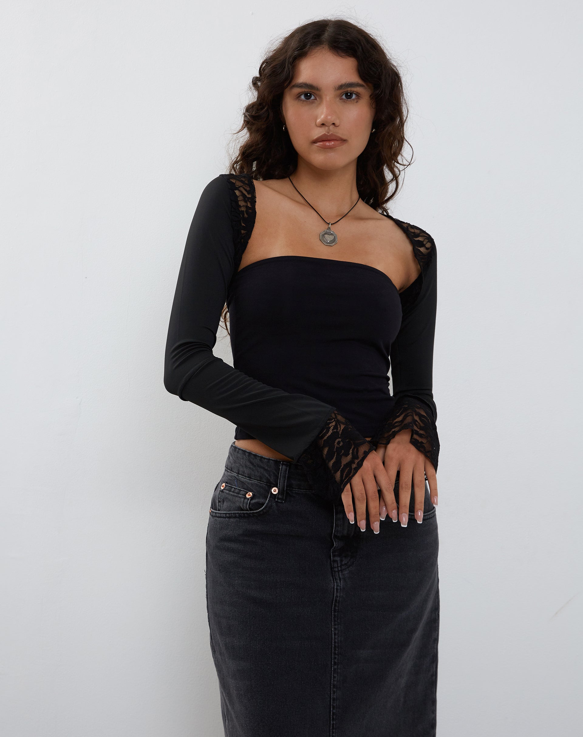 Immagine di Lenny Lace Shrug Top in nero con rifiniture in pizzo bianco