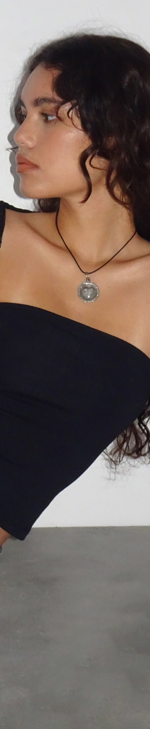 Immagine di Lenny Lace Shrug Top in nero con rifiniture in pizzo bianco