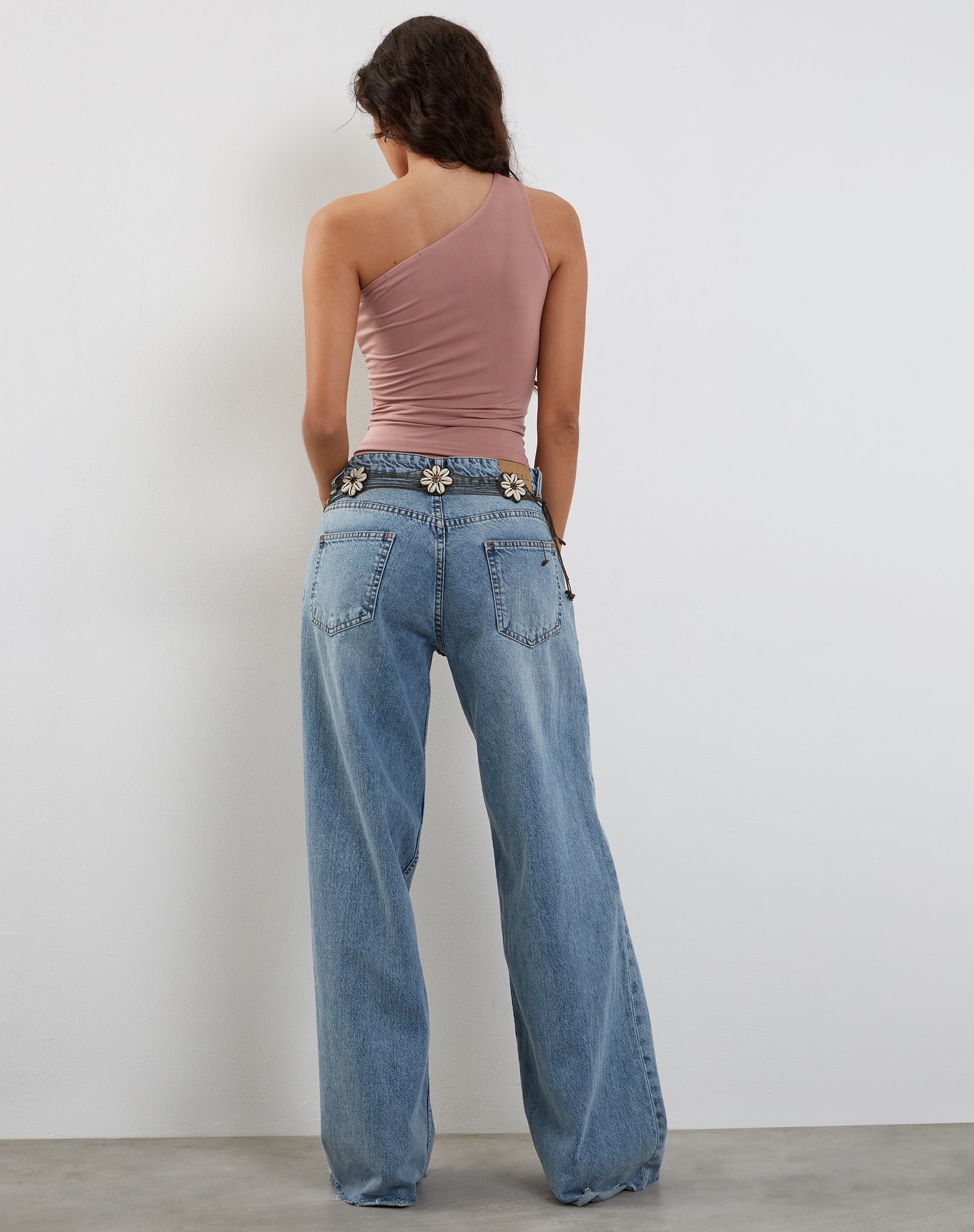 Immagine di Letitia O Ring One Shoulder Crop Top in Dusty Pink