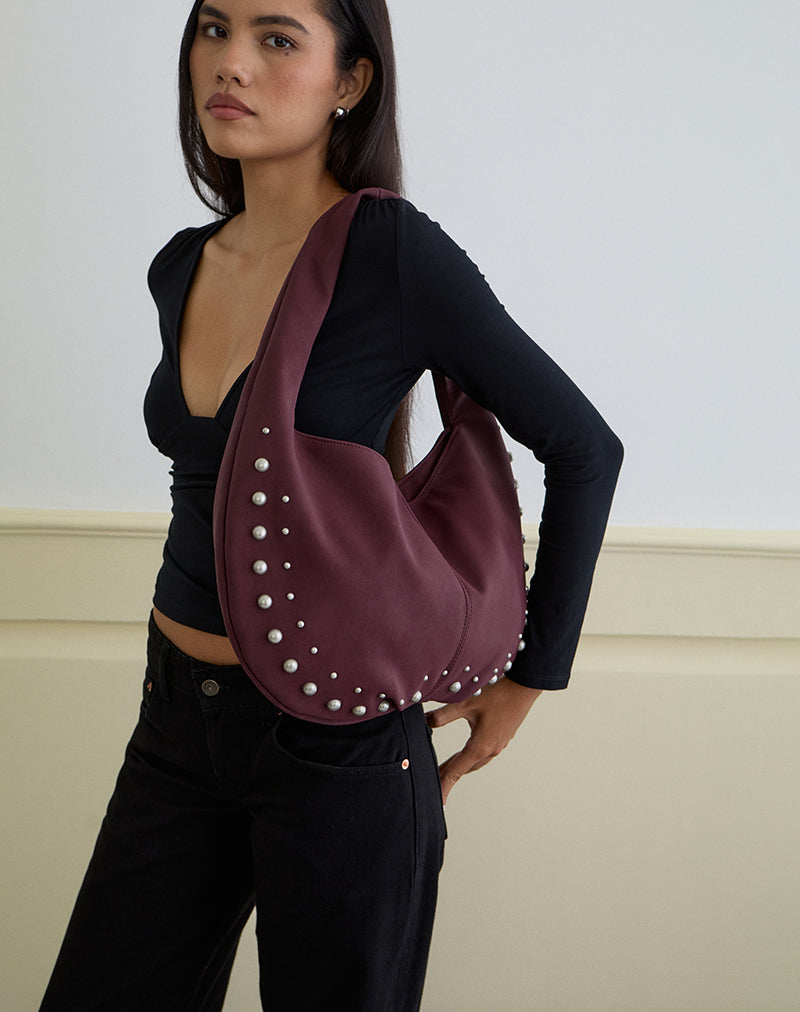 Immagine della borsa Slouch borchiata in borgogna