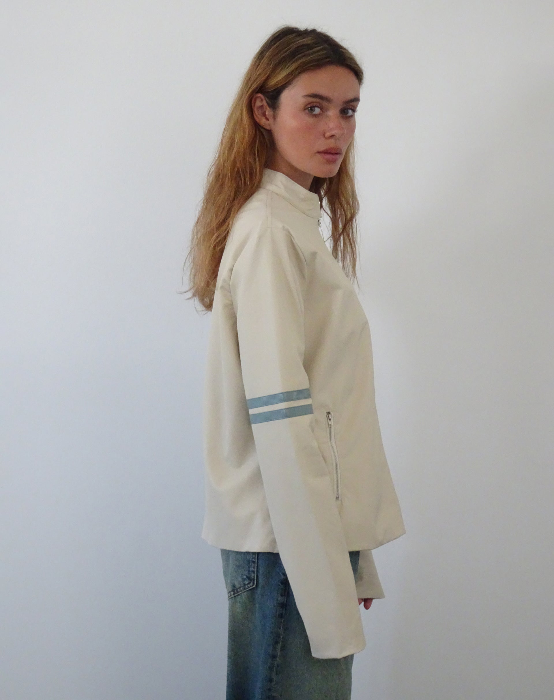 Immagine della giacca Lewis in PU crema con riga blu