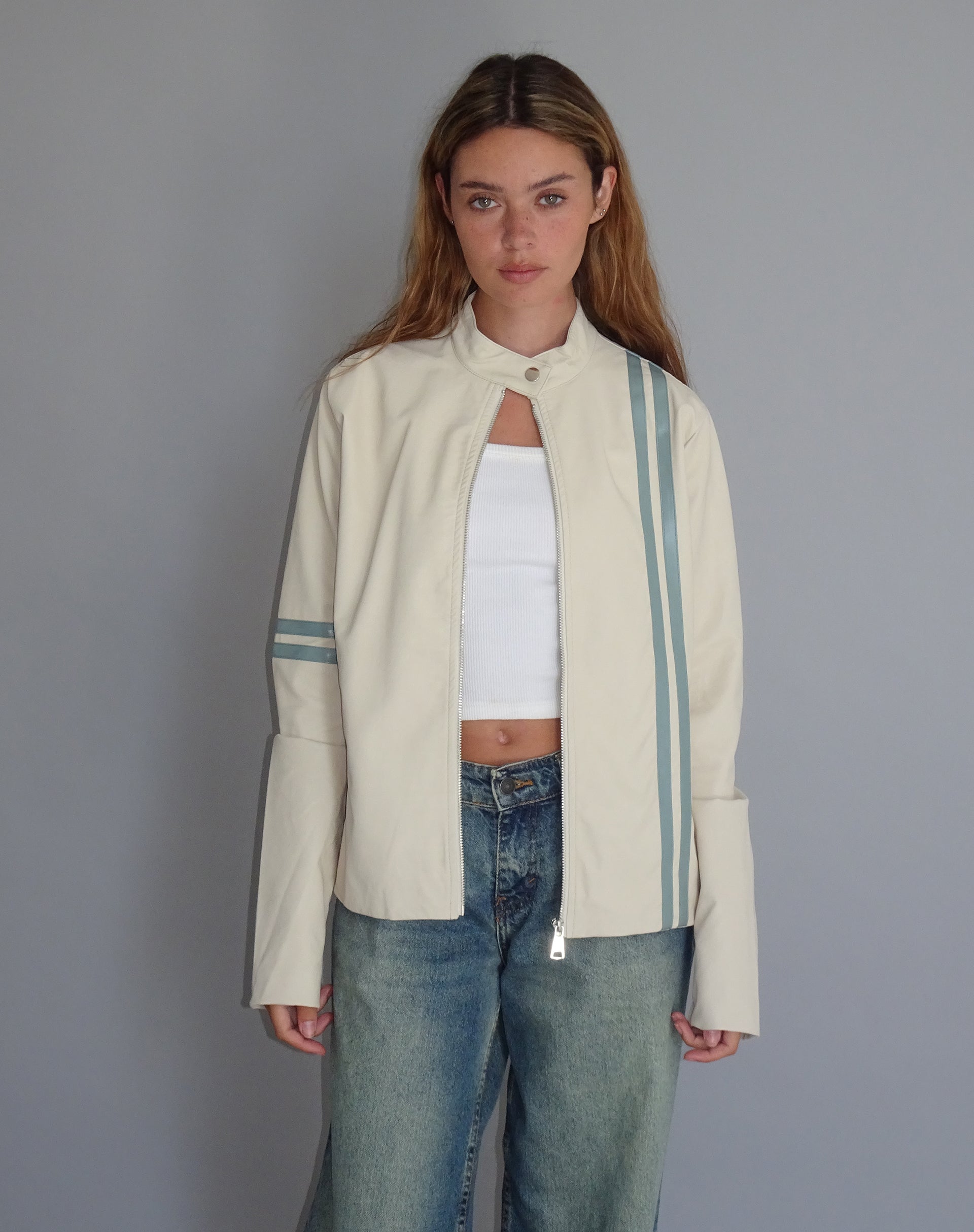 Immagine della giacca Lewis in PU crema con riga blu