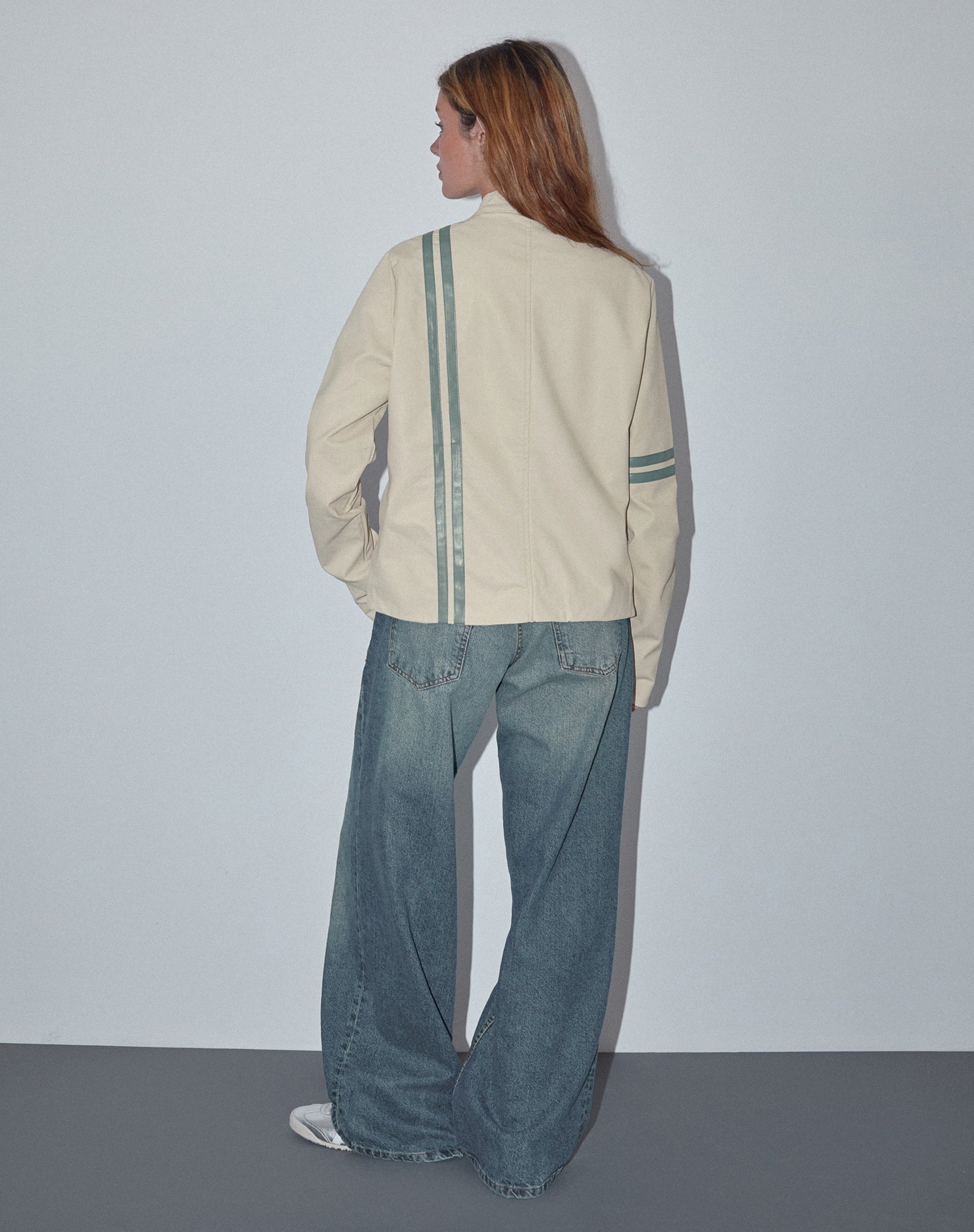 Immagine della giacca Lewis in PU crema con riga blu