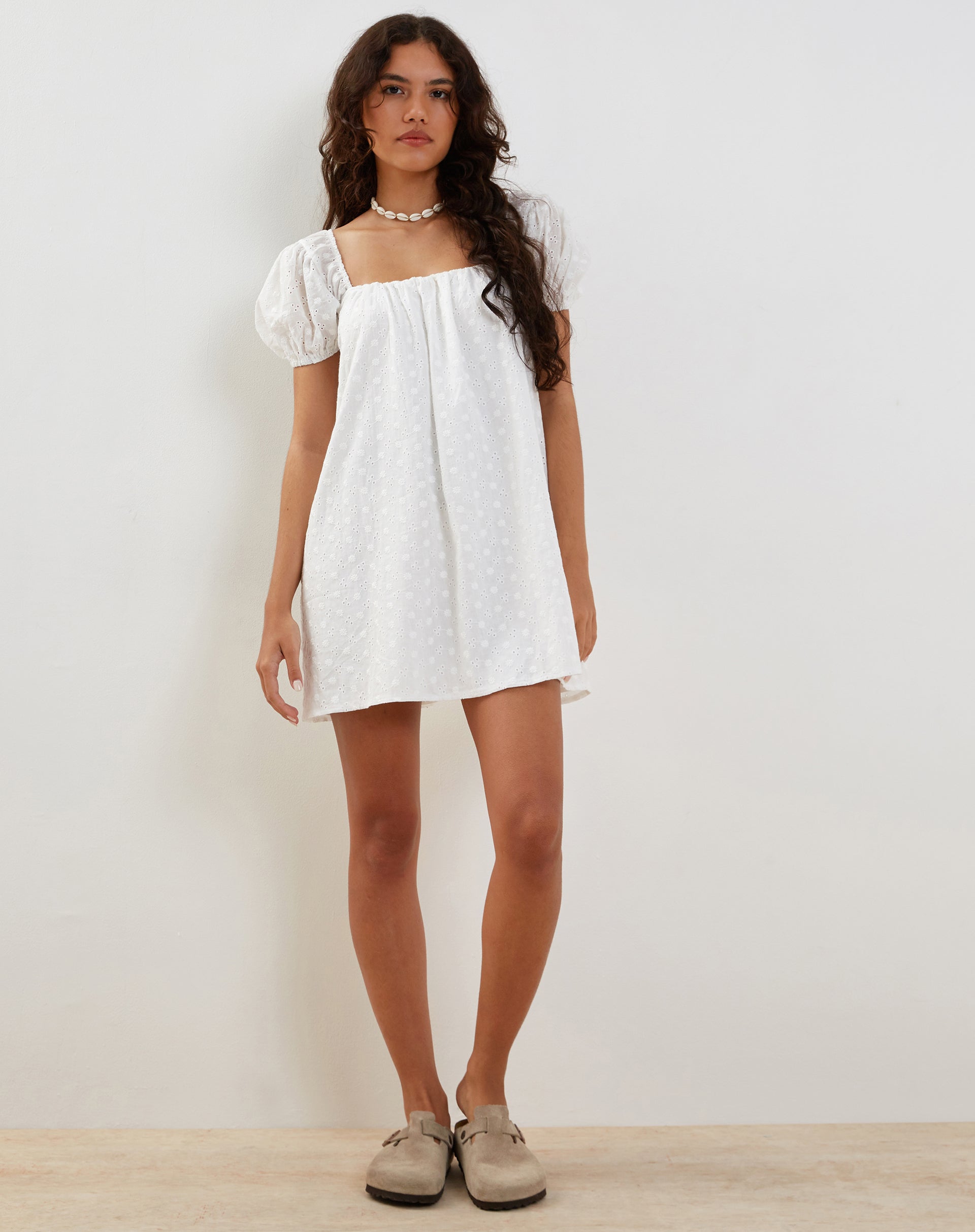 Immagine di Leyona Broderie Mini Dress in Bianco