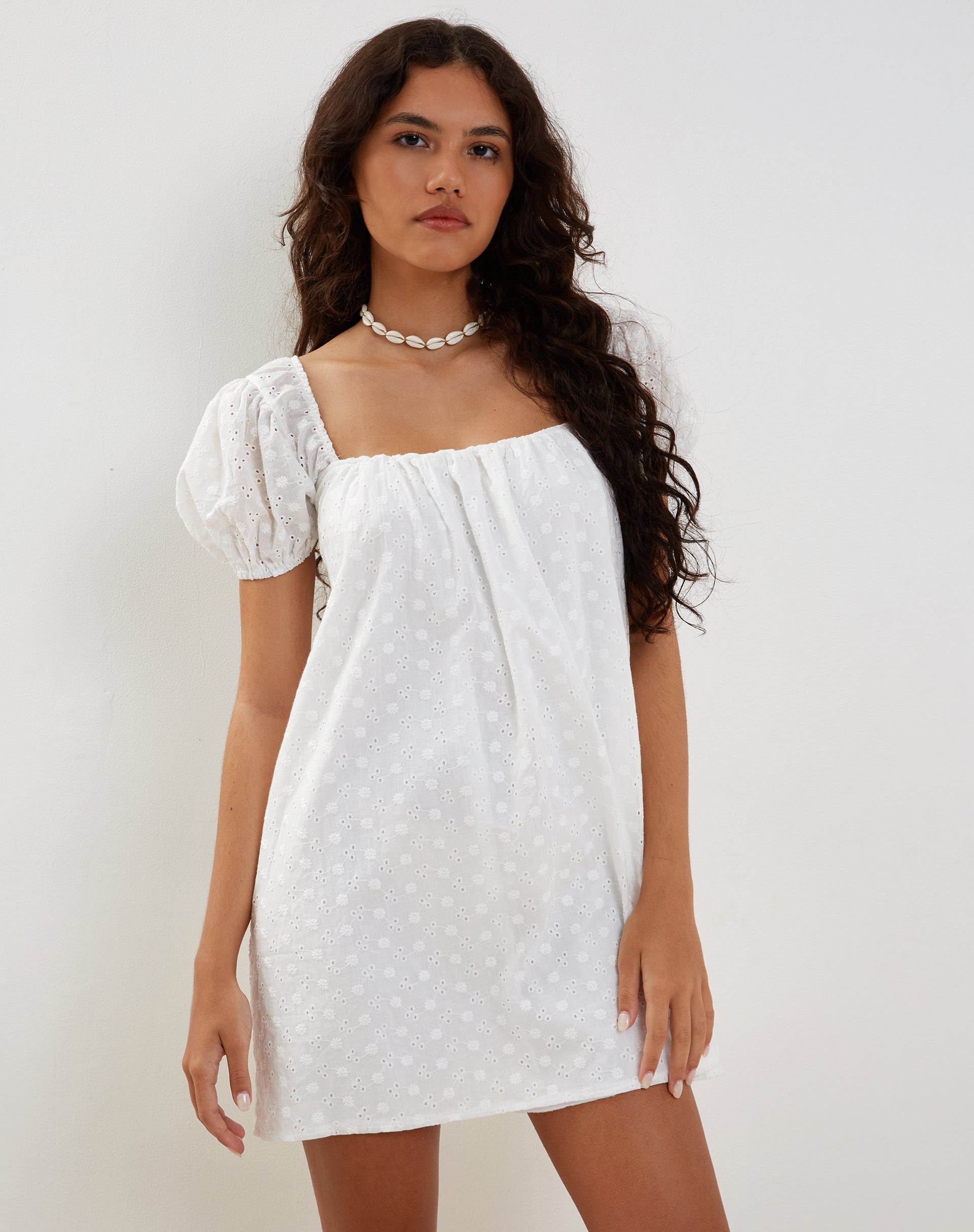 Immagine di Leyona Broderie Mini Dress in Bianco