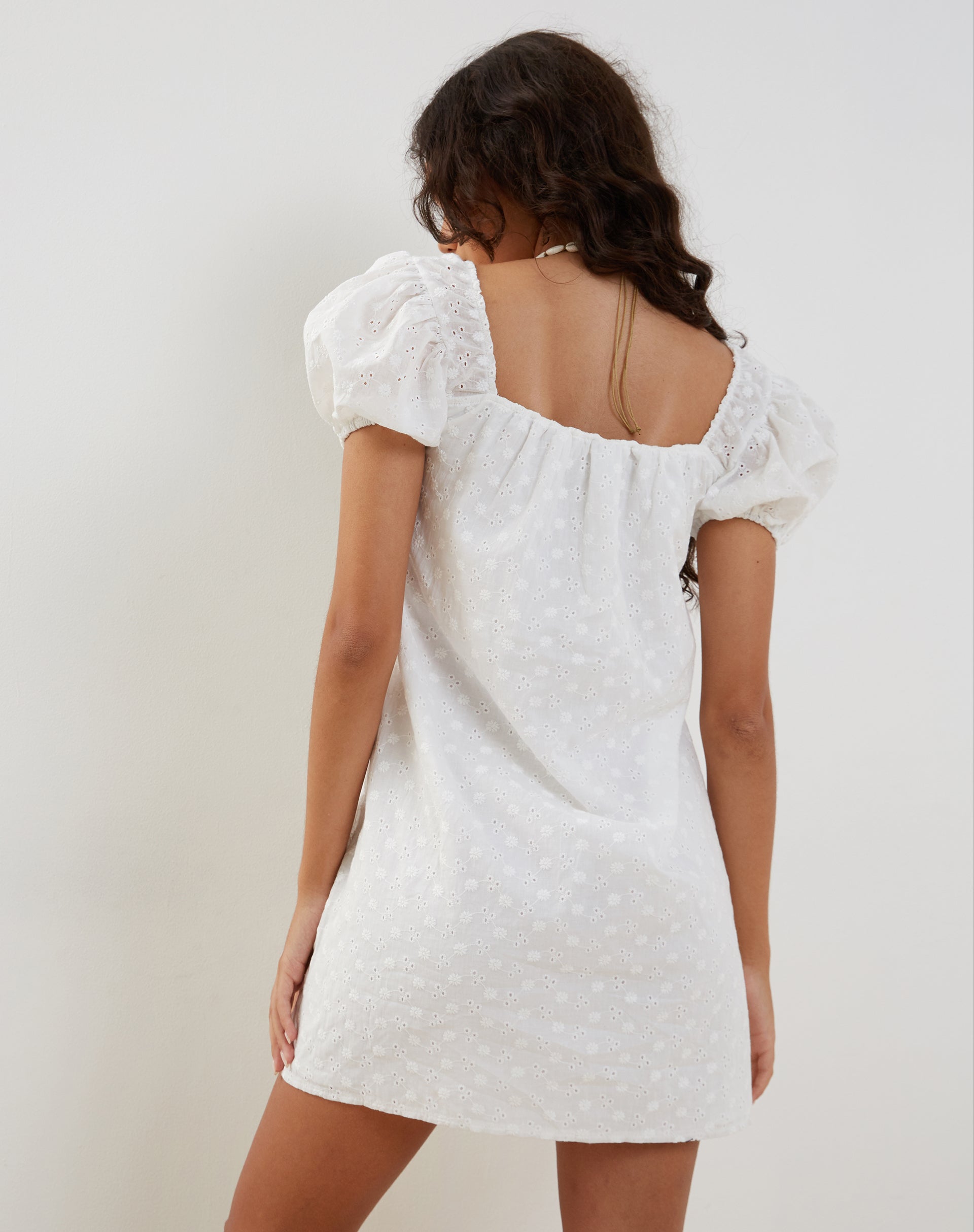 Immagine di Leyona Broderie Mini Dress in Bianco