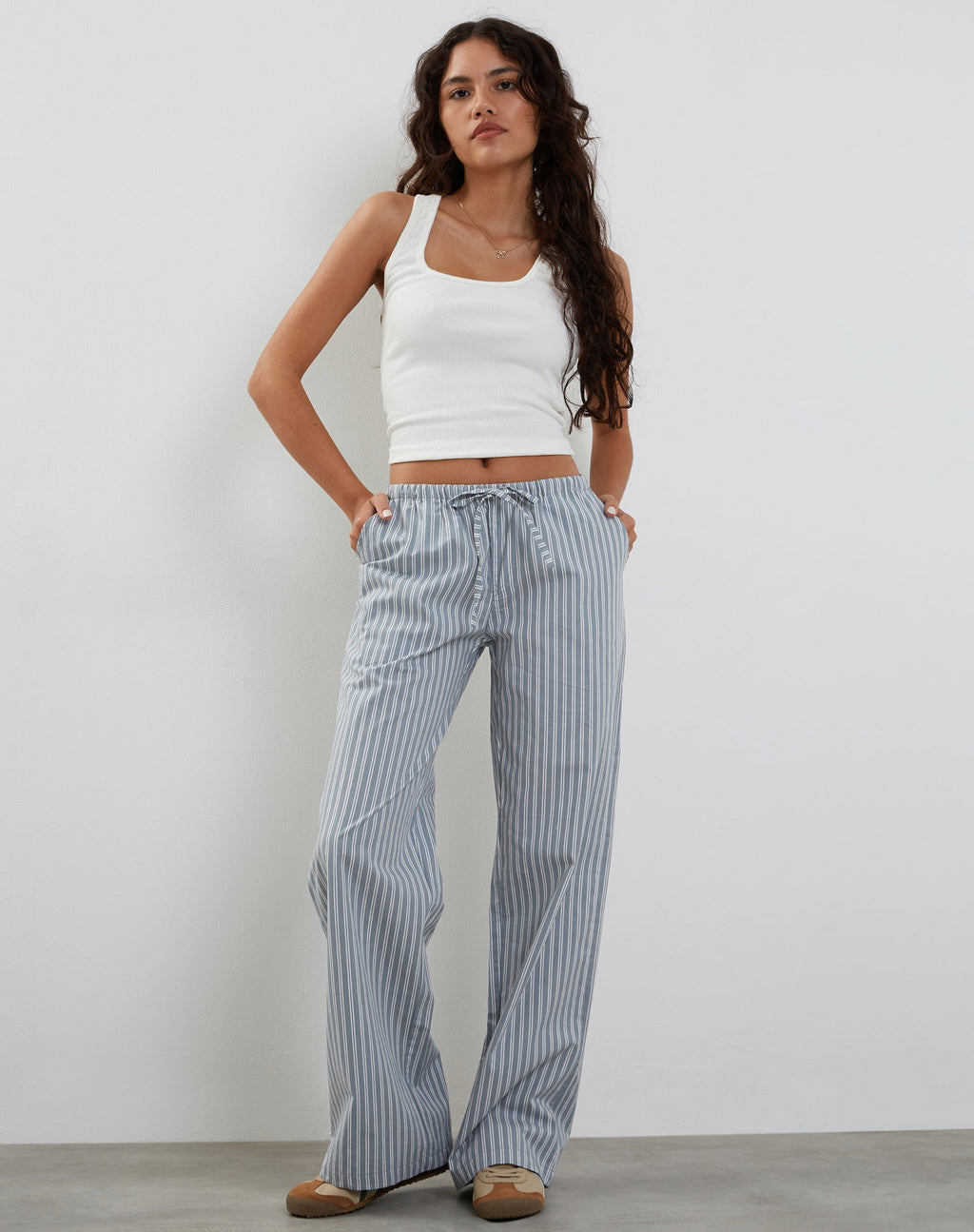 Pantaloni a gamba larga Lirura in grigio con strisce bianche