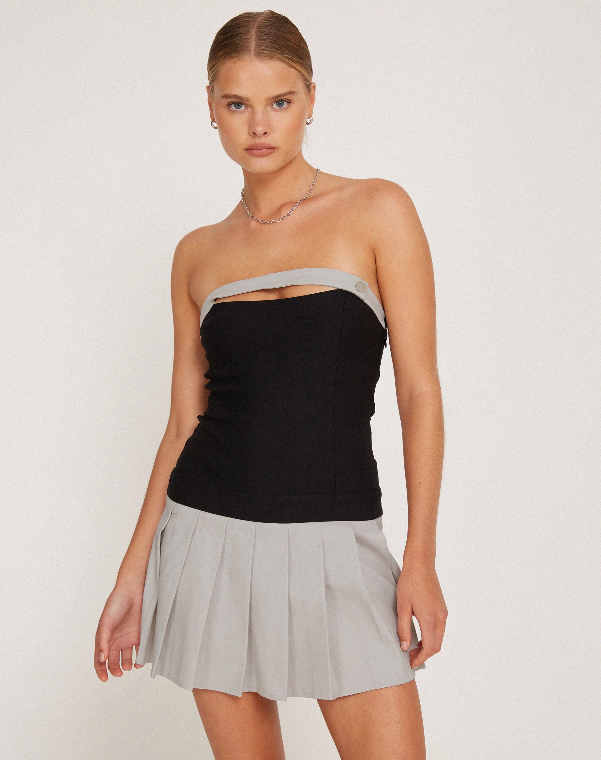 image of Lisma Mini Dress a fascia con taglio a vivo in grigio sartoriale e nero