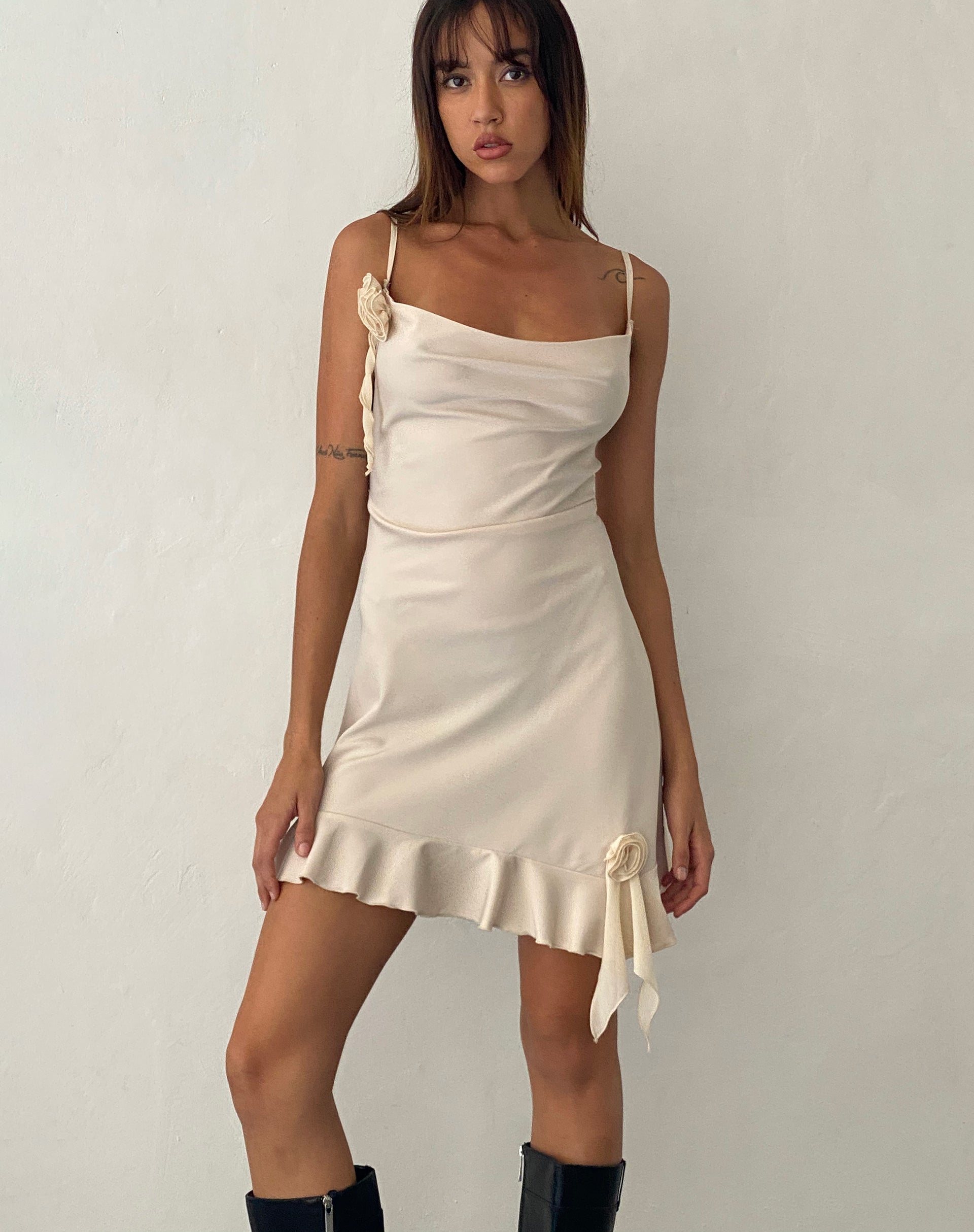 Immagine di Litera Mini abito con volant e rosette in crema