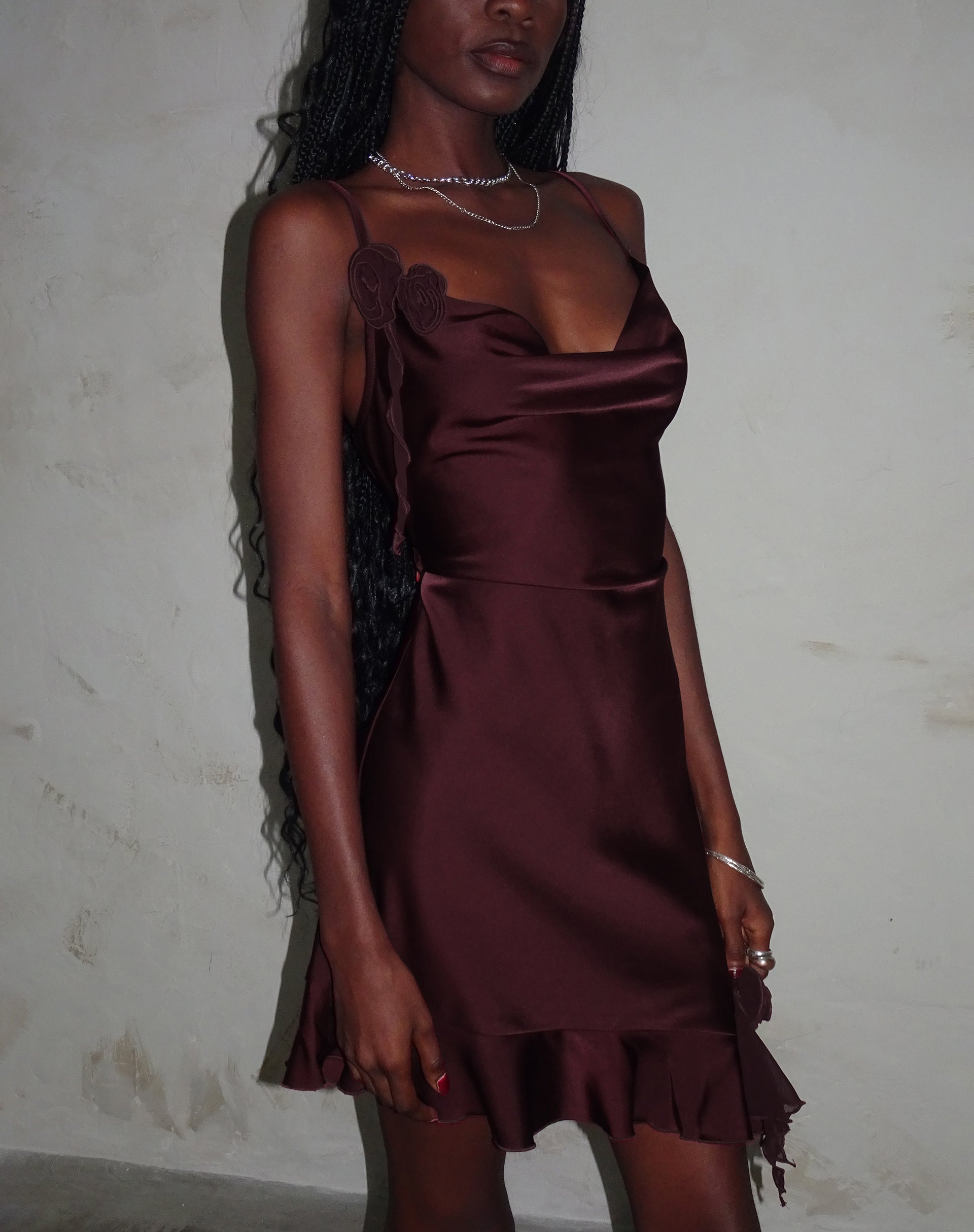Immagine di Litera Mini abito con volant in Deep Plum con Rosetta