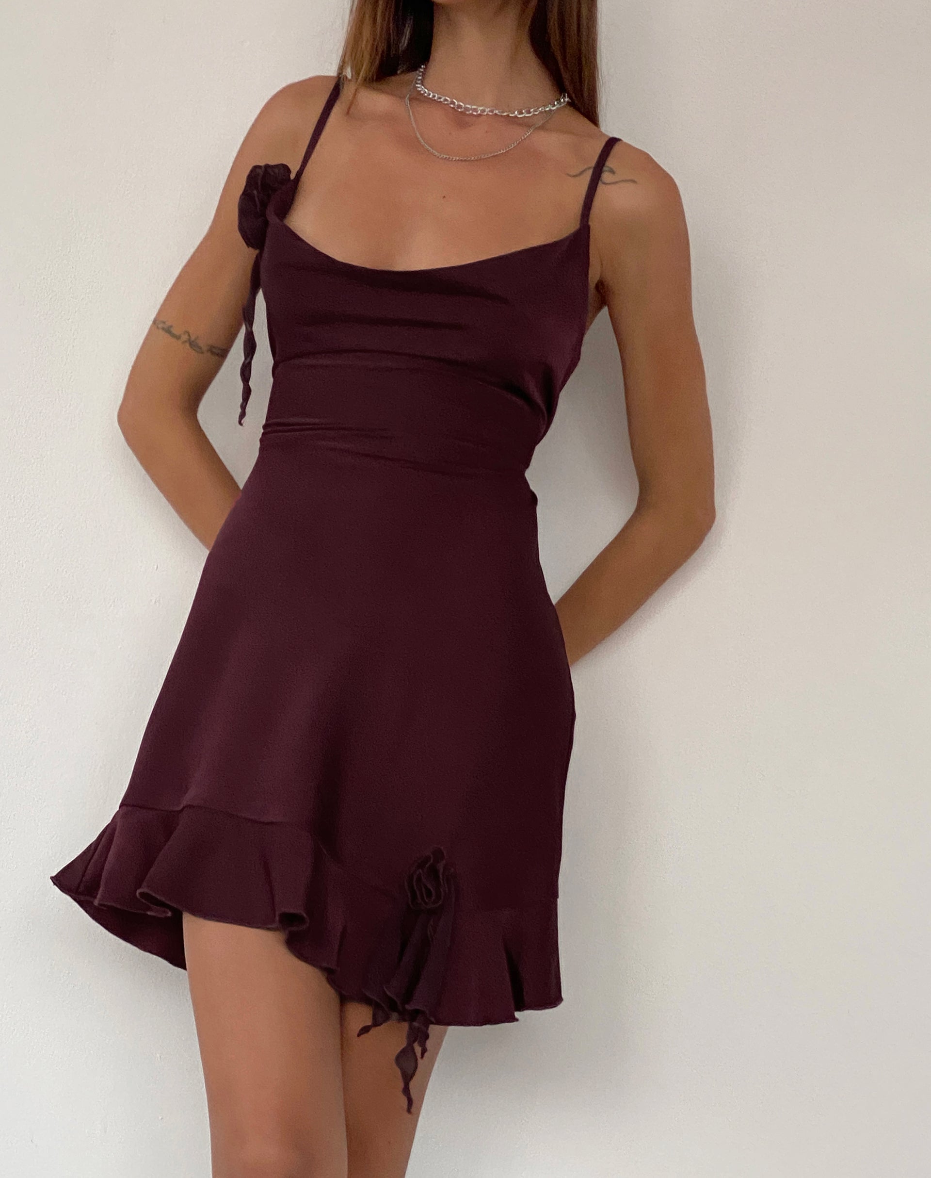 Immagine di Litera Mini abito con volant in Deep Plum con Rosetta
