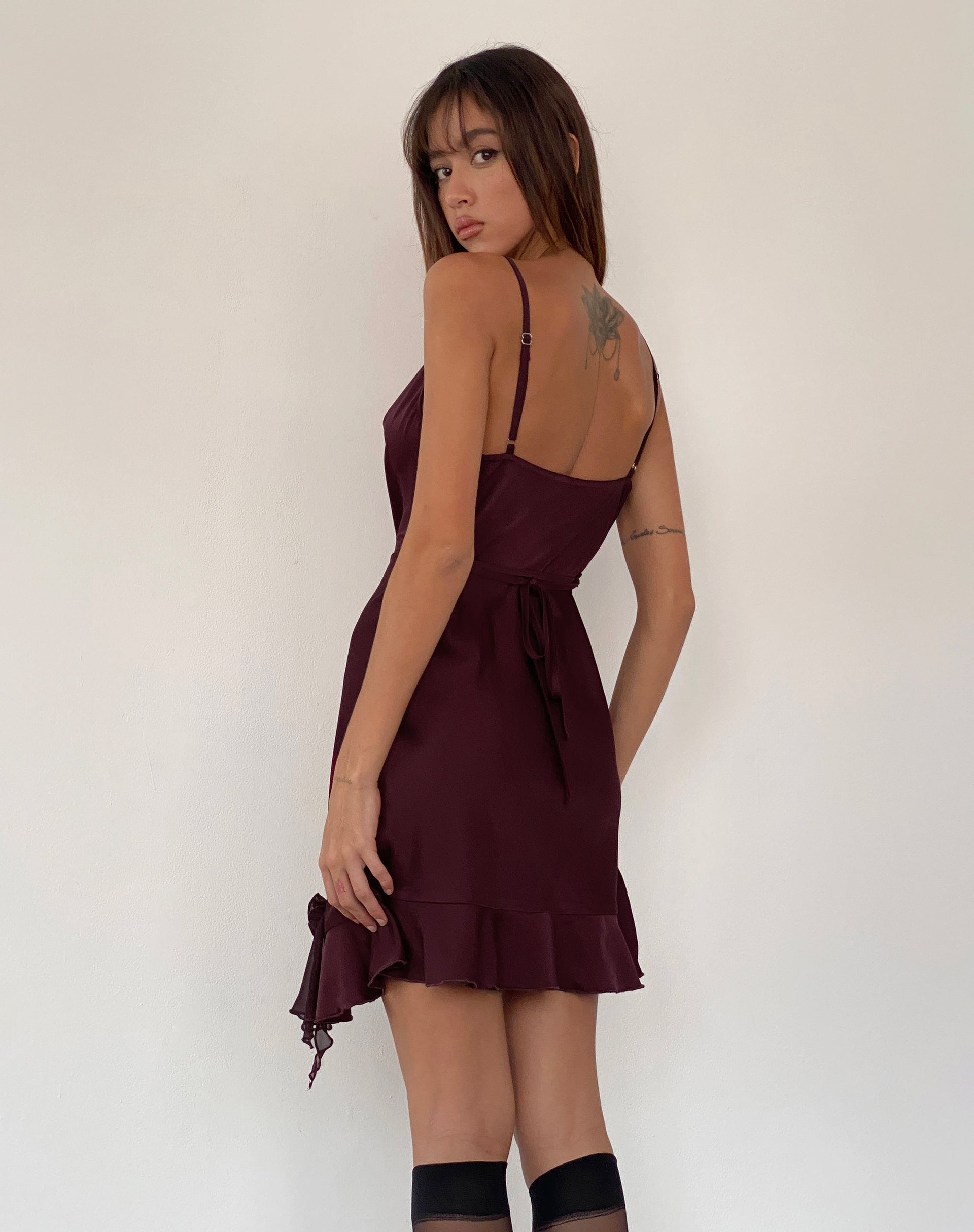 Immagine di Litera Mini abito con volant in Deep Plum con Rosetta