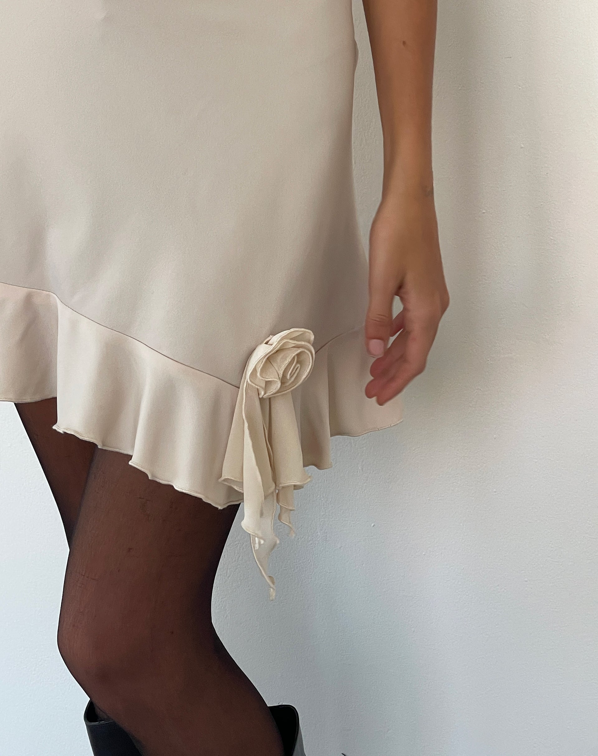 Immagine di Litera Mini abito con volant e rosette in crema