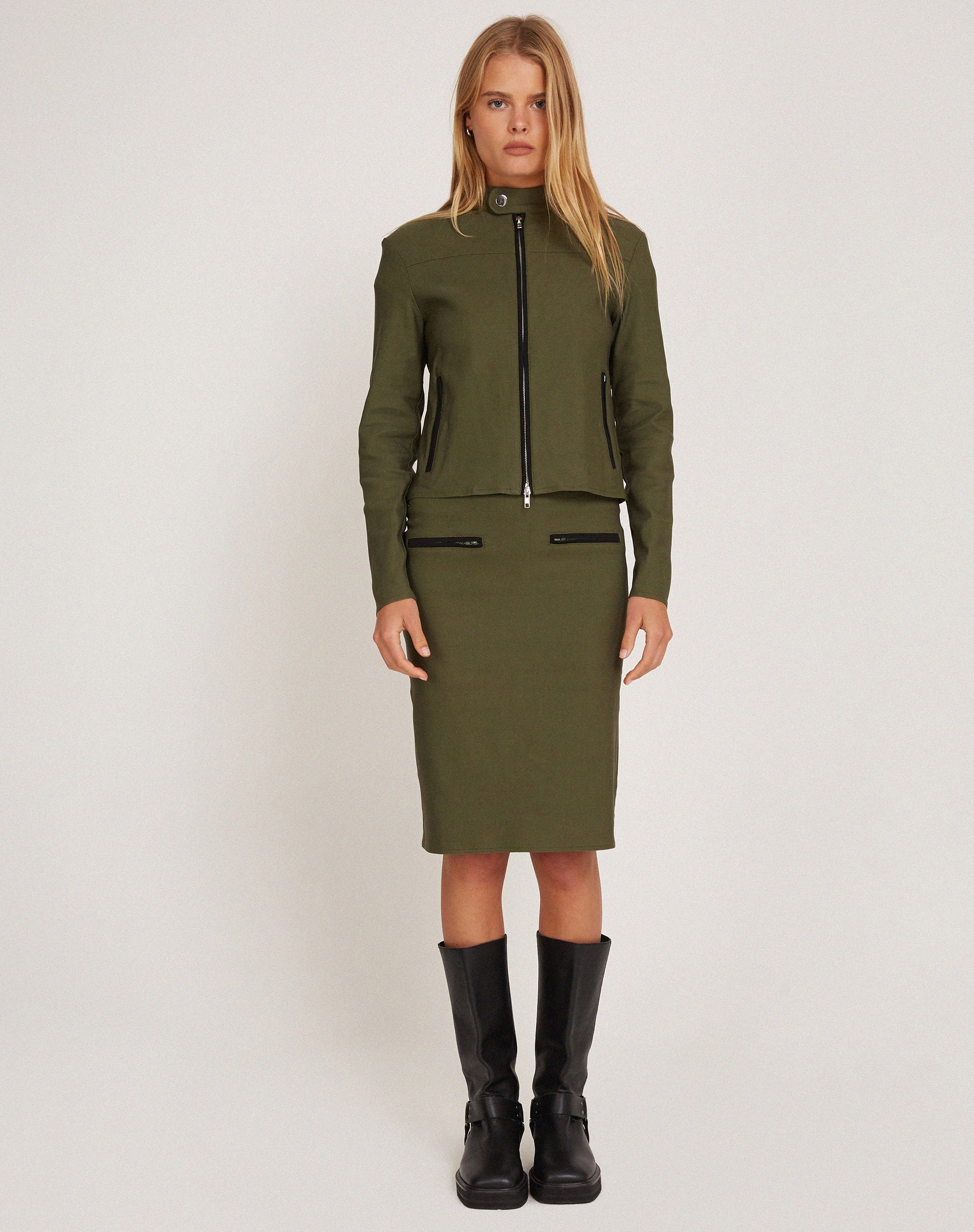 Immagine della giacca Livia in verde militare sartoriale