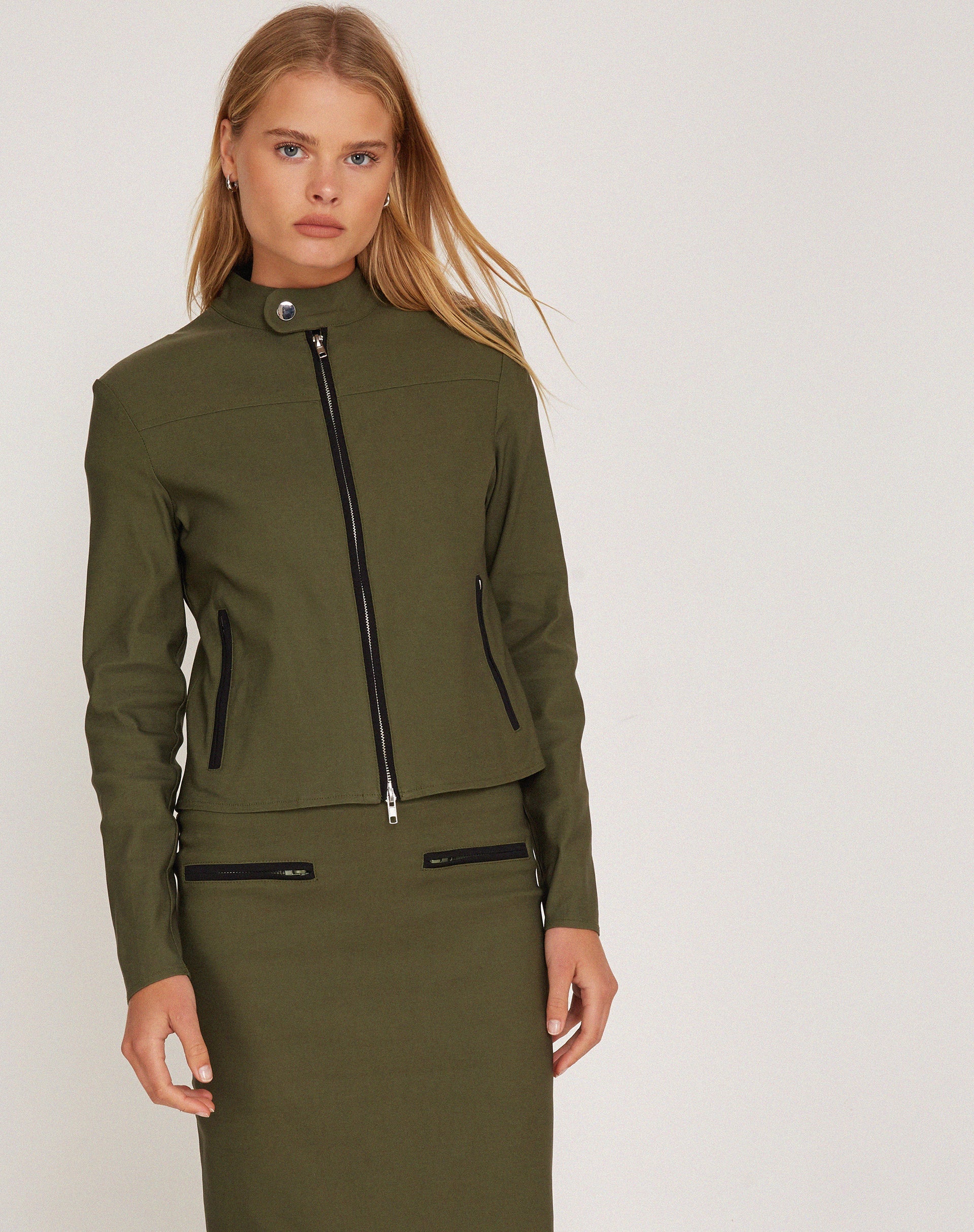 Immagine della giacca Livia in verde militare sartoriale