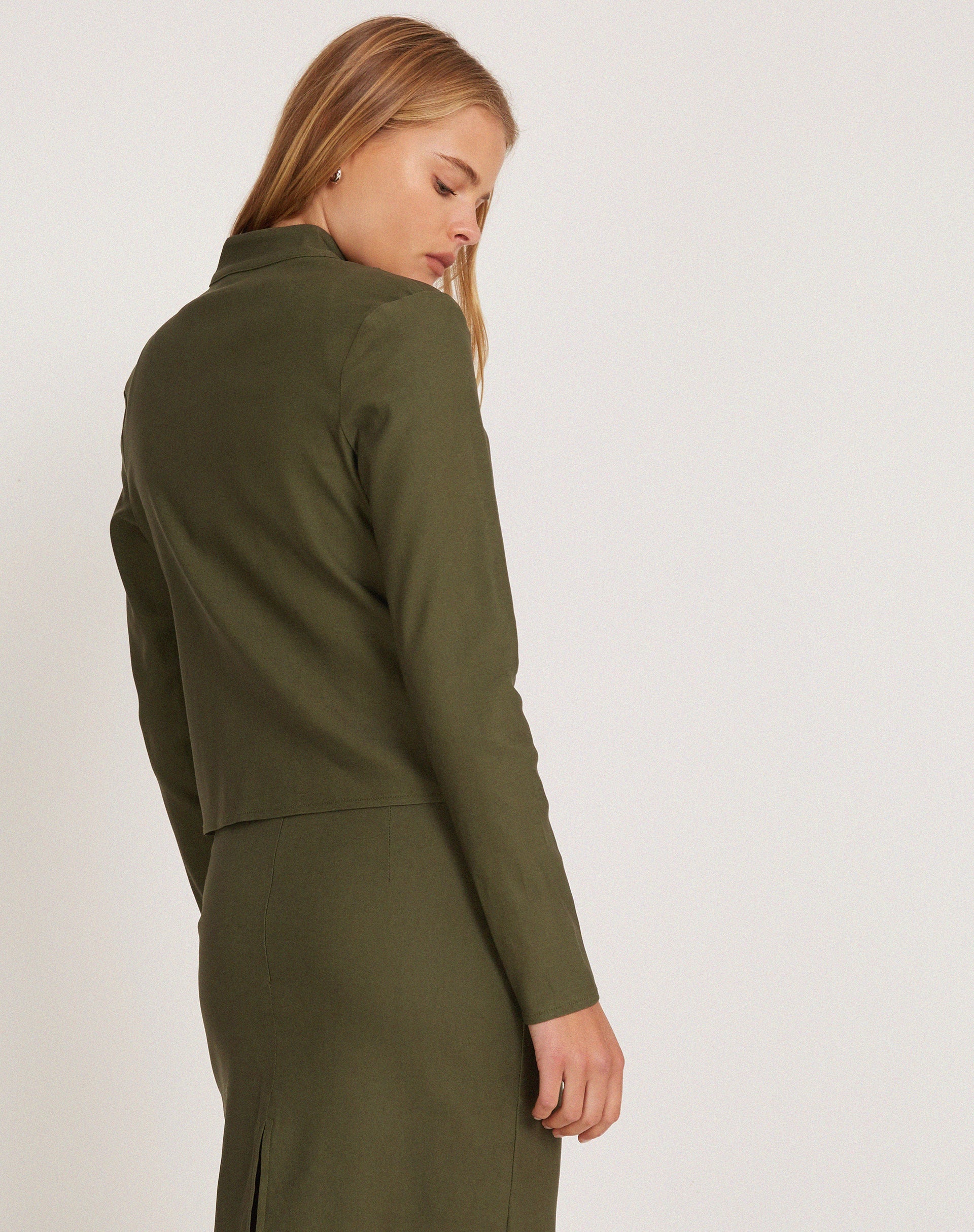 Immagine della giacca Livia in verde militare sartoriale