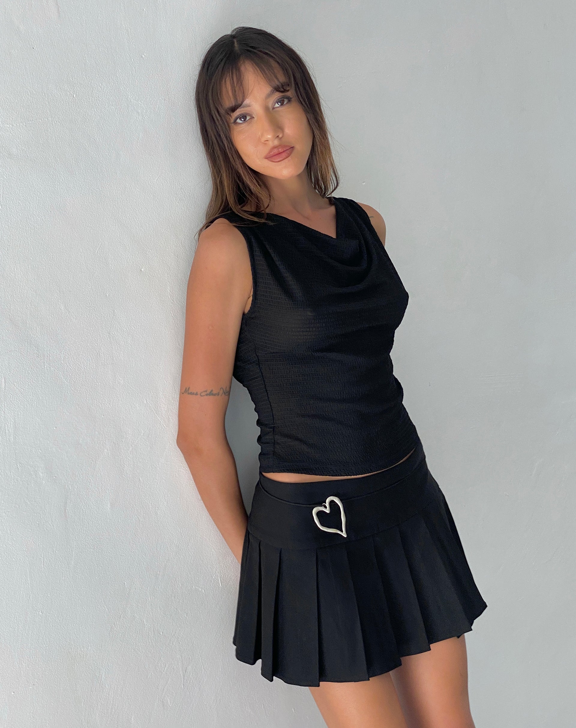 Immagine di Lizette Cowl Open Back Top in nero testurizzato
