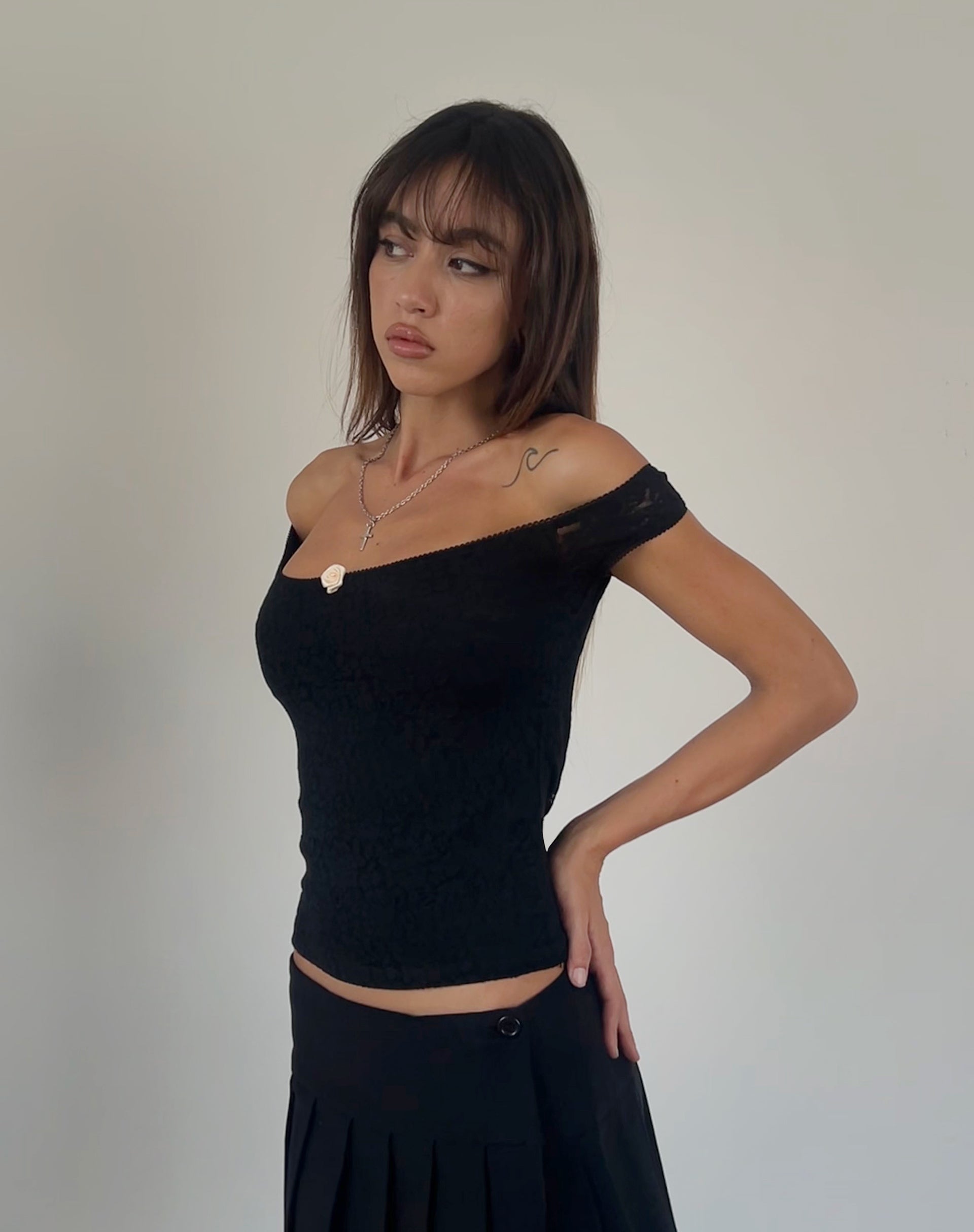 Top Lonnie Bardot in pizzo rosa nero