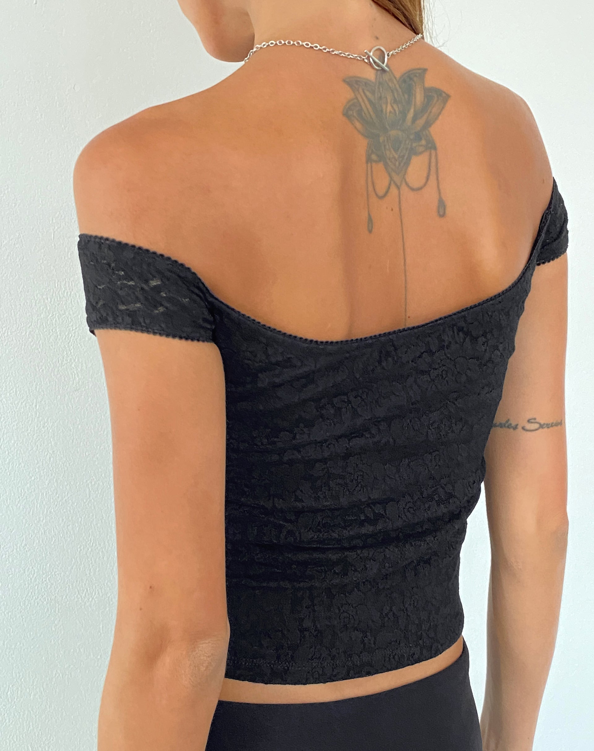 Top Lonnie Bardot in pizzo rosa nero