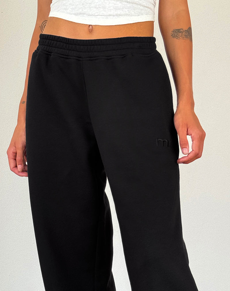 Immagine di Jogger sciolti in nero con ricamo "M