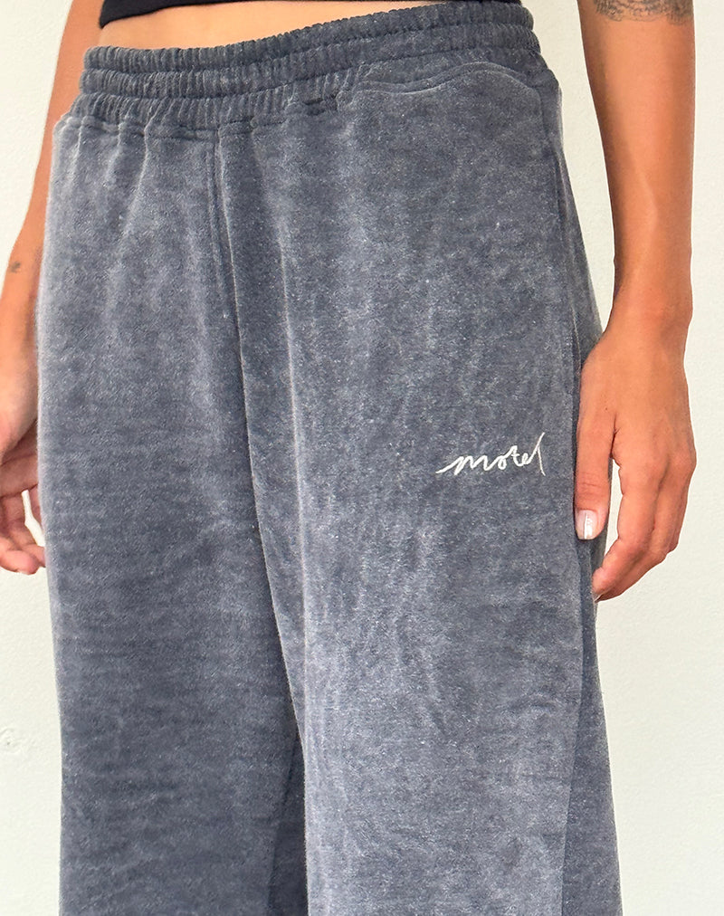 Immagine di Jogger sciolto in lavaggio nero con ricamo 'MOTEL' in bianco sporco