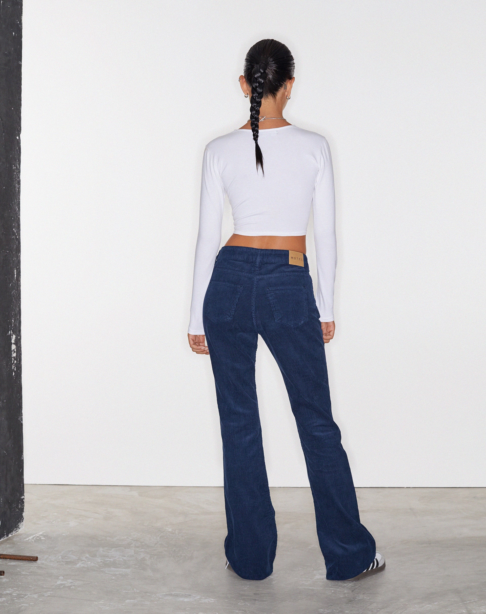 immagine dei jeans Bootleg a vita bassa in Cord Navy