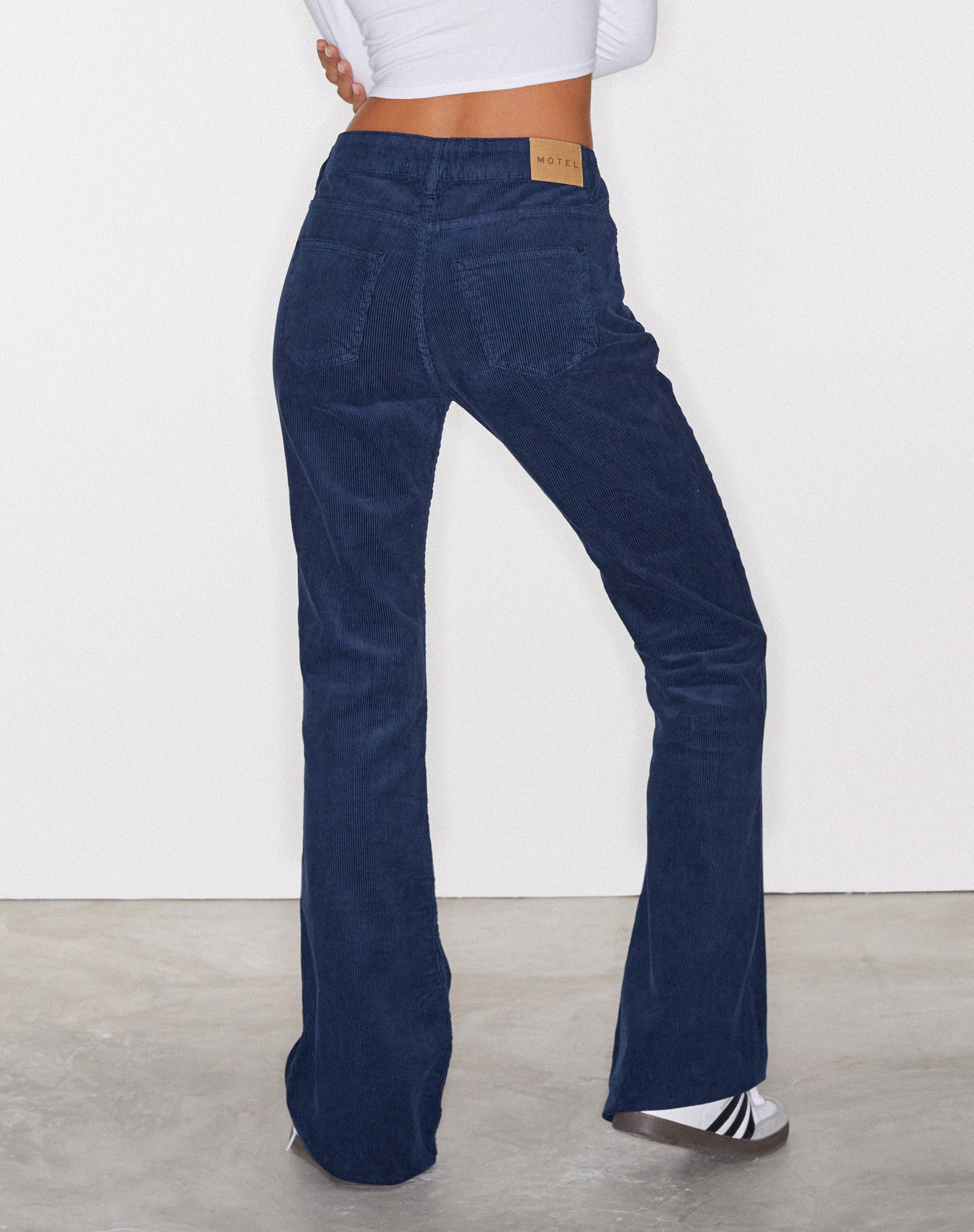 immagine dei jeans Bootleg a vita bassa in Cord Navy