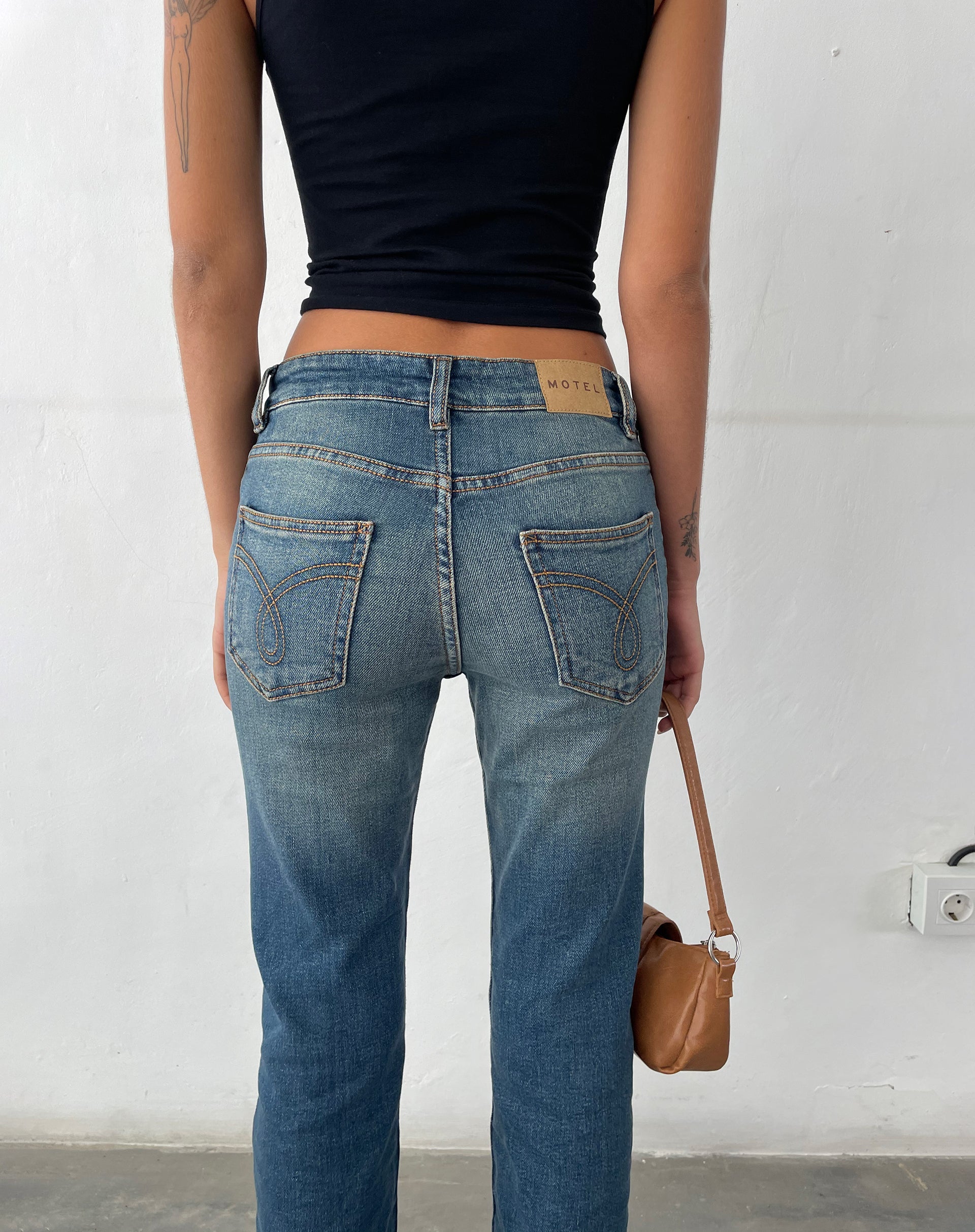 immagine dei jeans Bootleg a vita bassa in blu medio vintage
