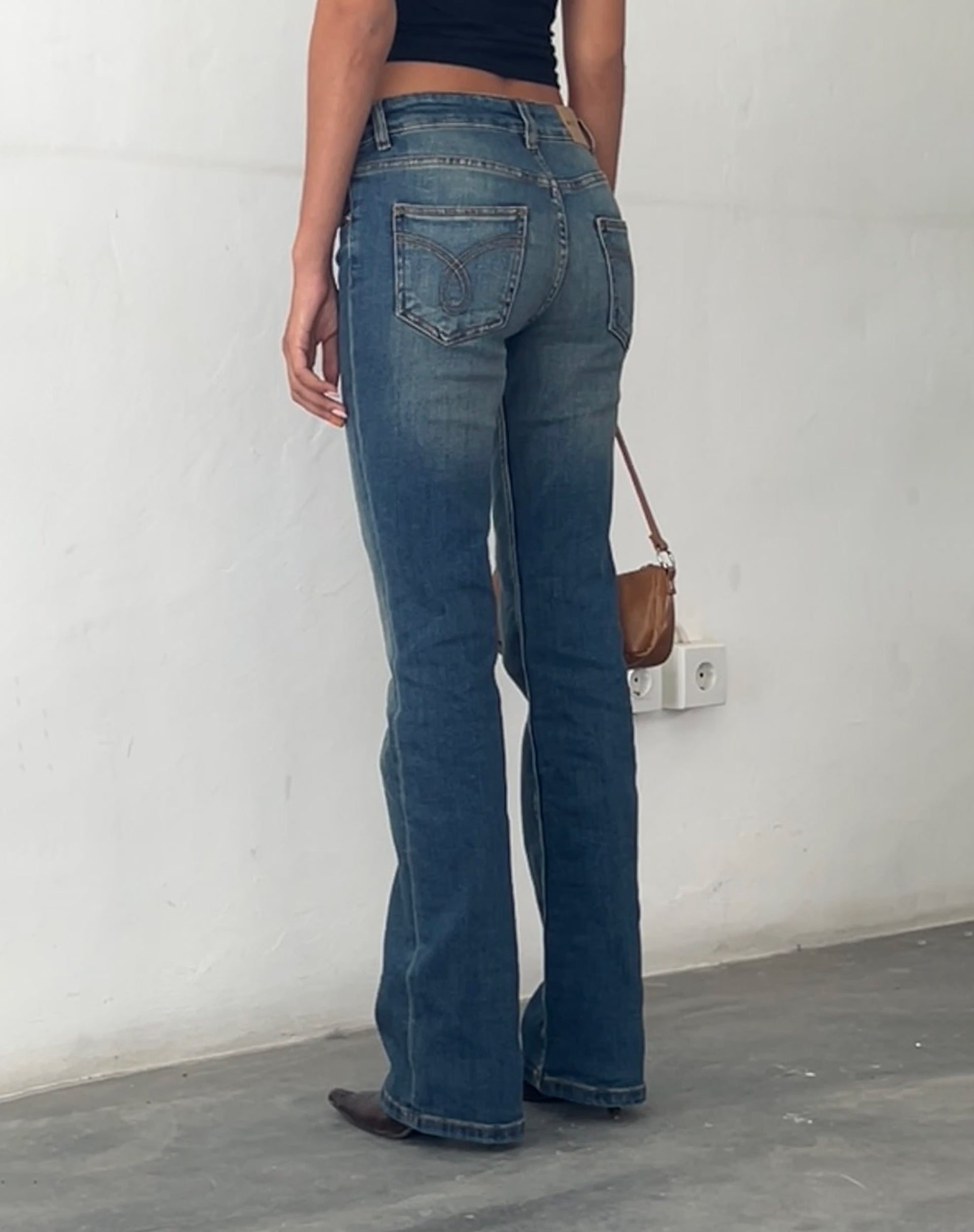 immagine dei jeans Bootleg a vita bassa in blu medio vintage