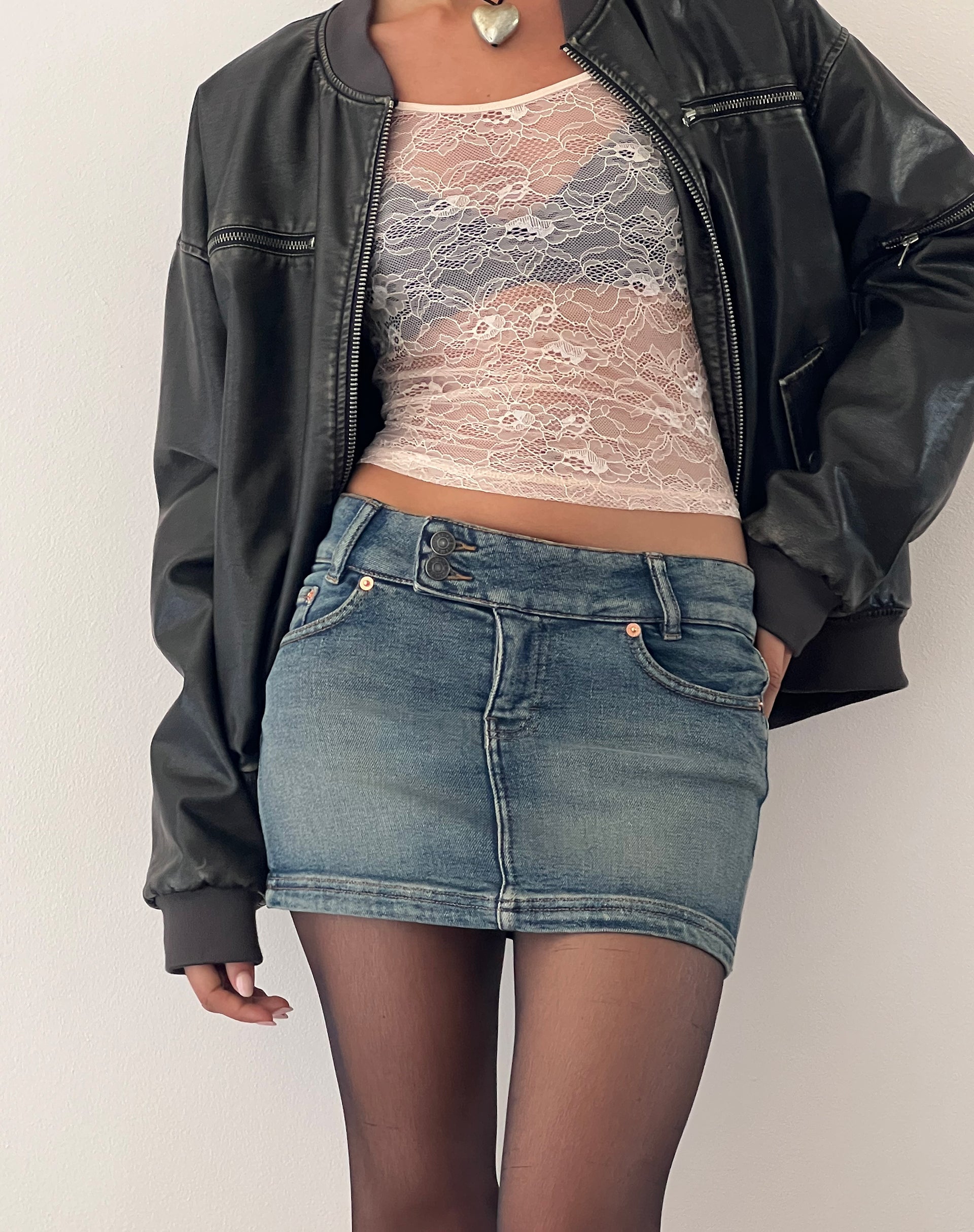 Immagine della minigonna in denim a vita bassa in Desert Wash