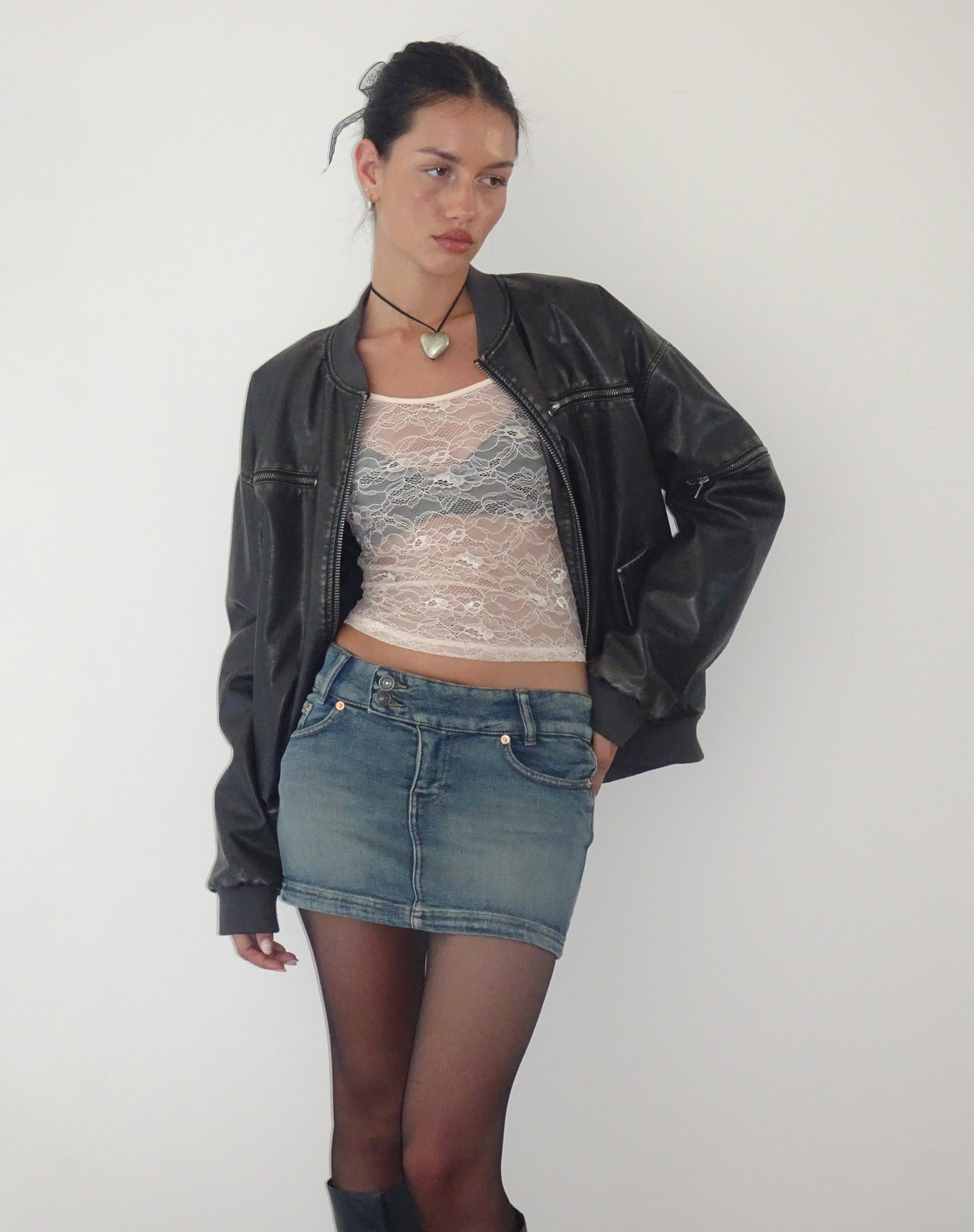 Immagine della minigonna in denim a vita bassa in Desert Wash