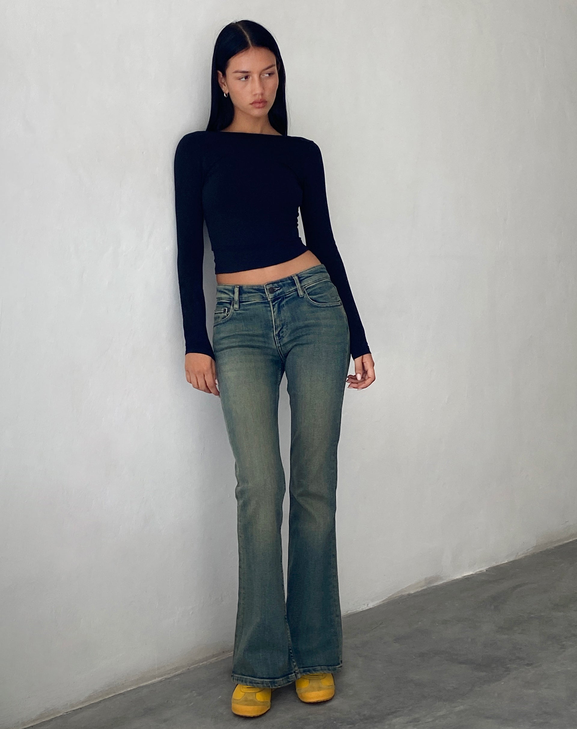 Immagine dei jeans svasati a vita bassa in lavaggio verde