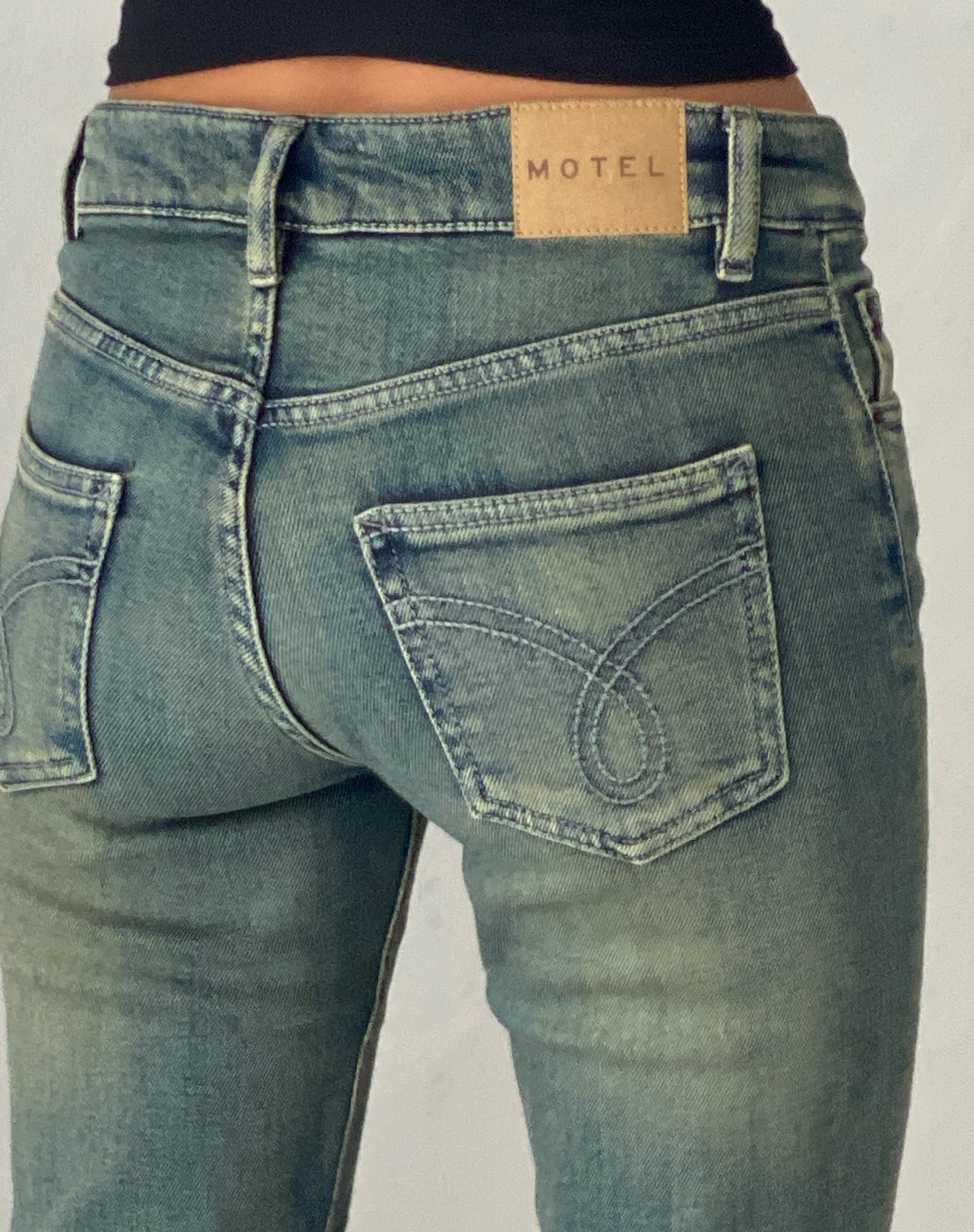 Immagine dei jeans svasati a vita bassa in lavaggio verde