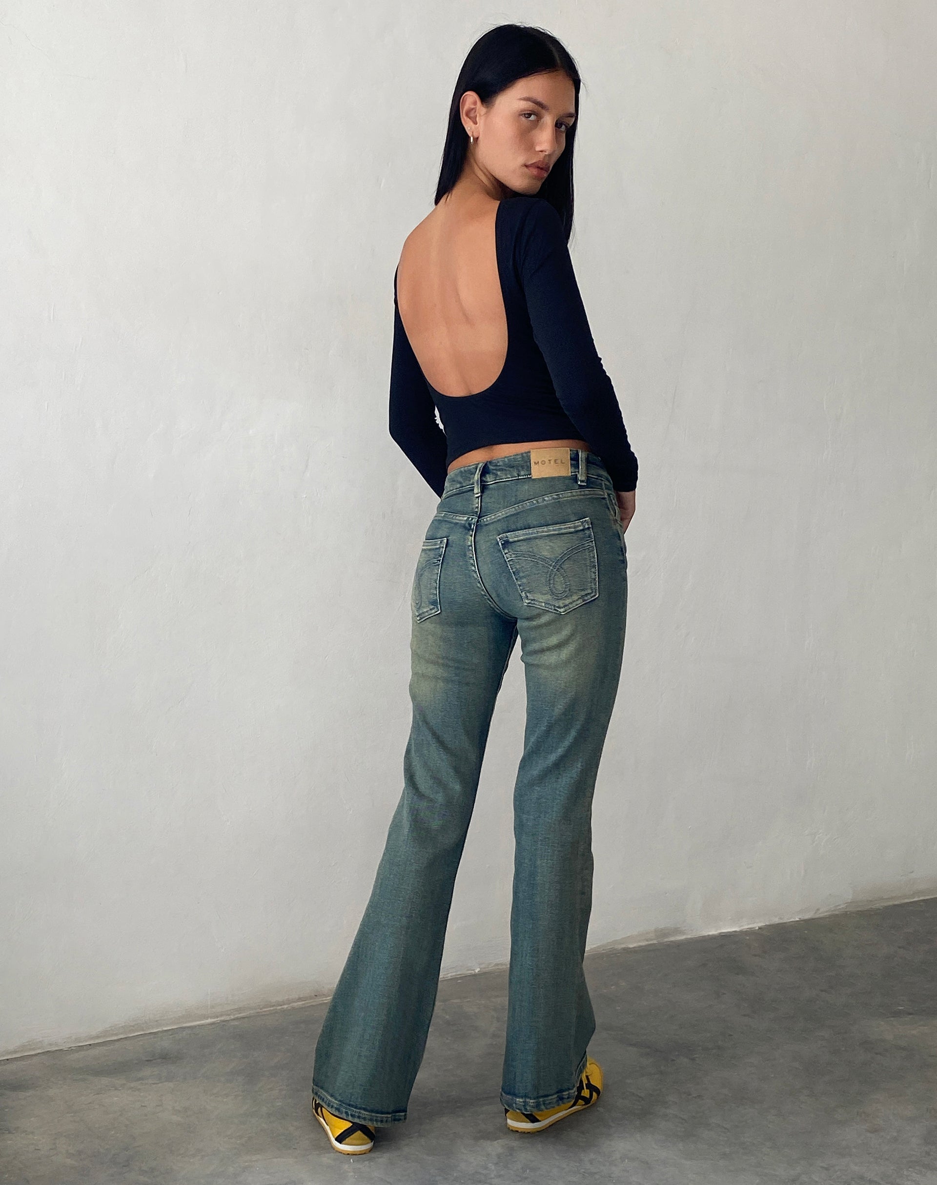 Immagine dei jeans svasati a vita bassa in lavaggio verde