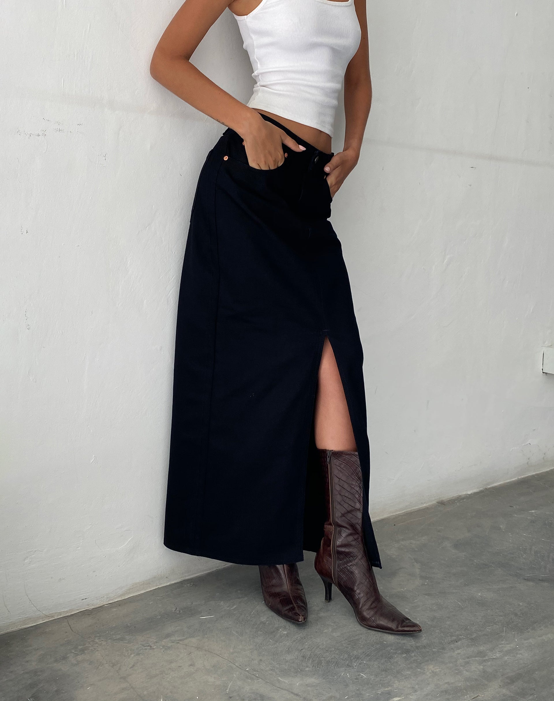 immagine di Maxi gonna a vita bassa in denim con risciacquo nero