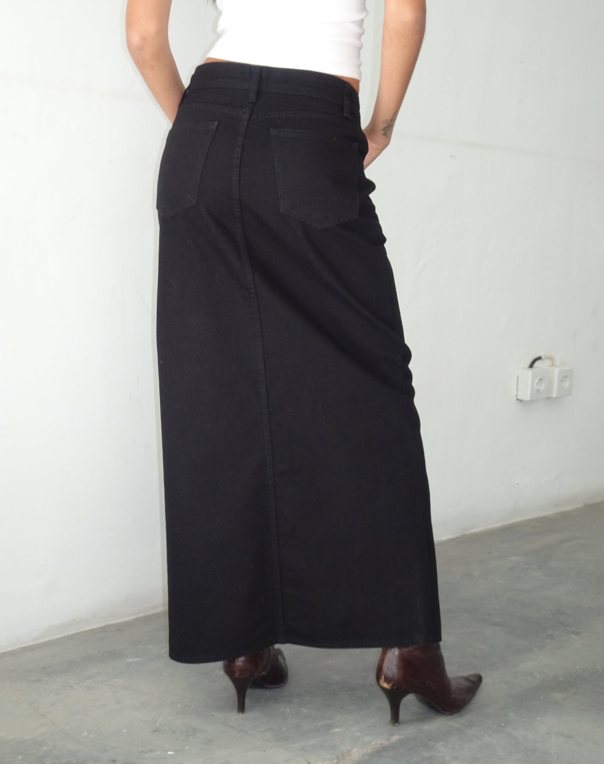 immagine di Maxi gonna a vita bassa in denim con risciacquo nero