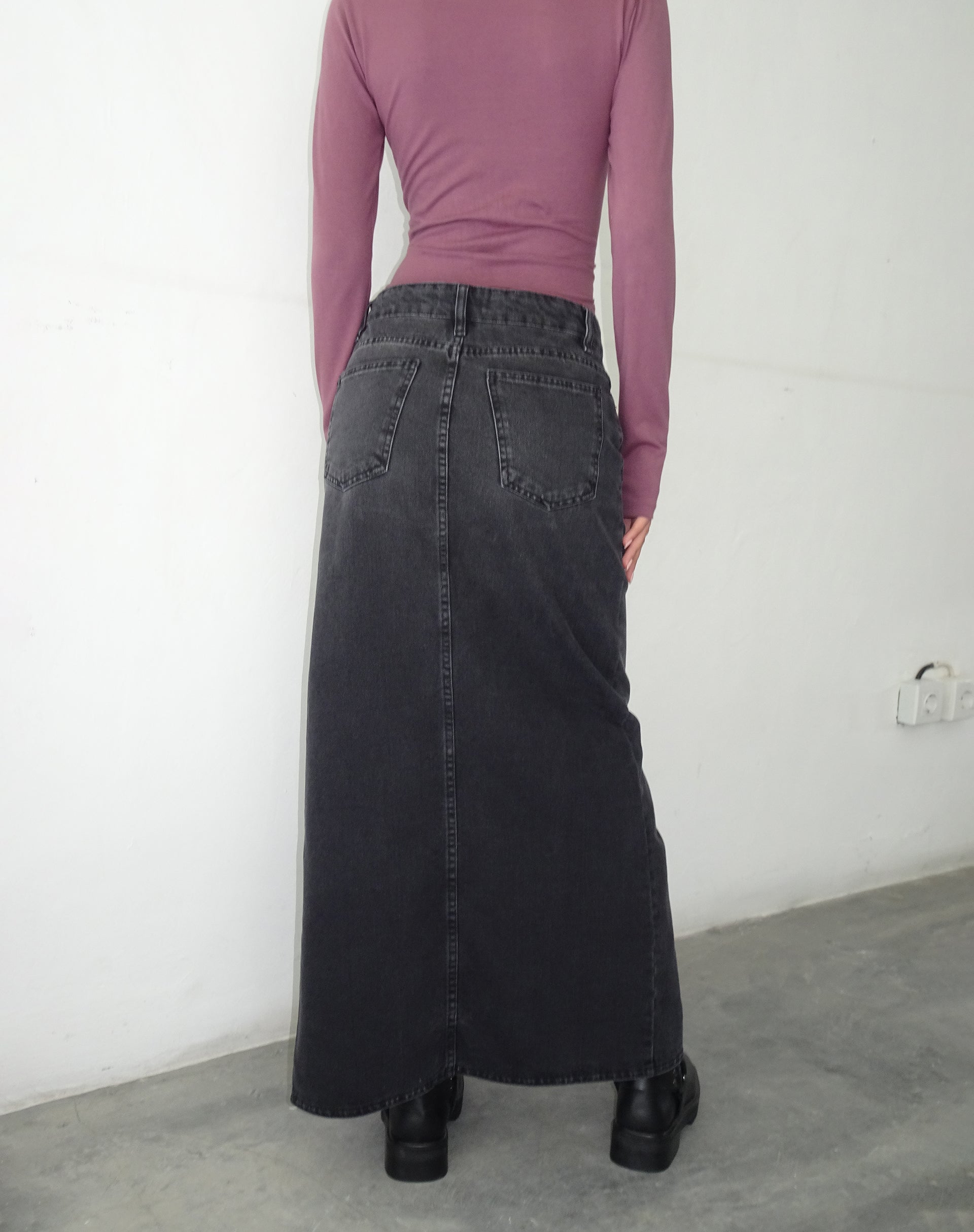 immagine di Maxi gonna di jeans a vita bassa in nero vintage
