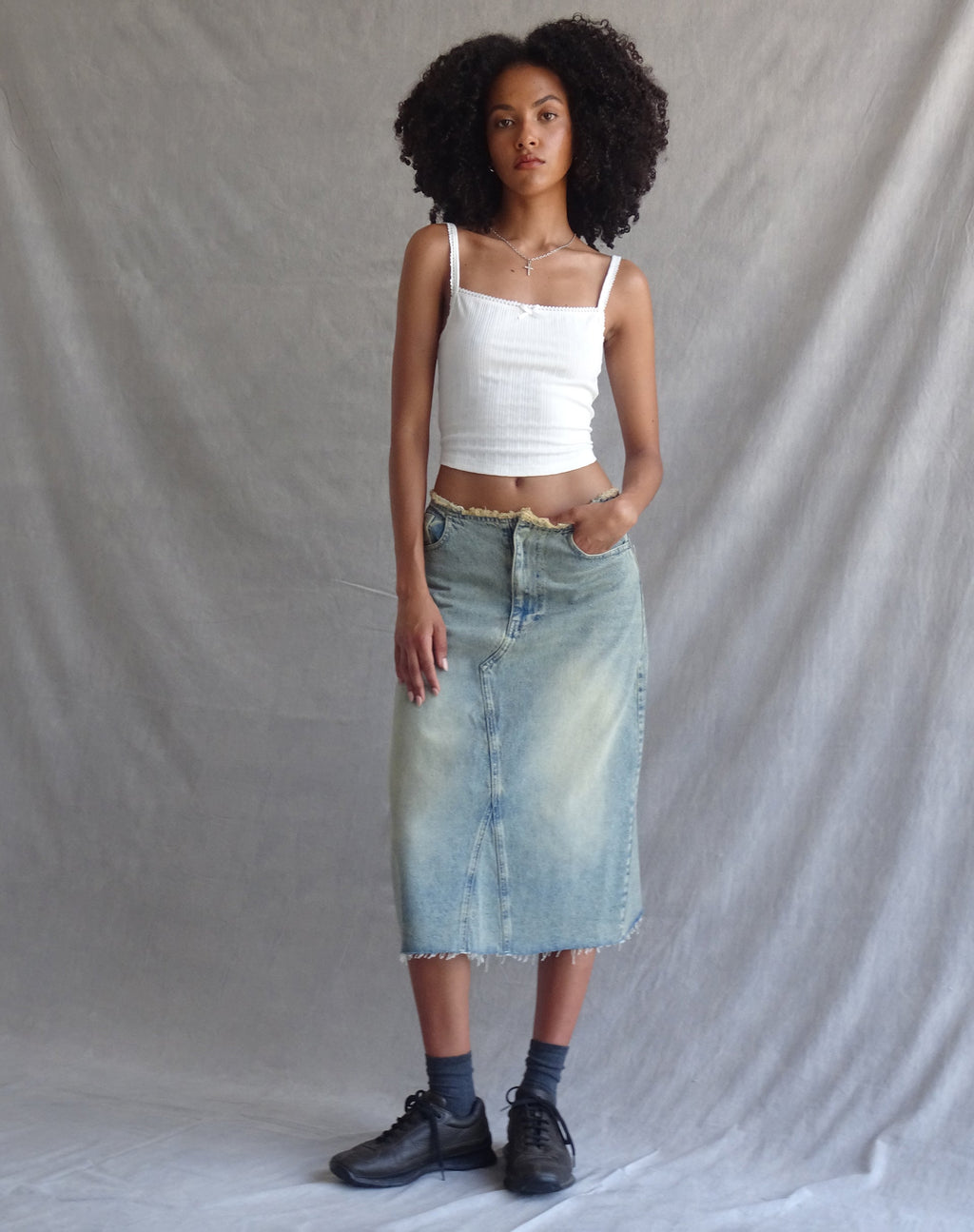 Gonna midi in denim a vita bassa in azzurro sabbia