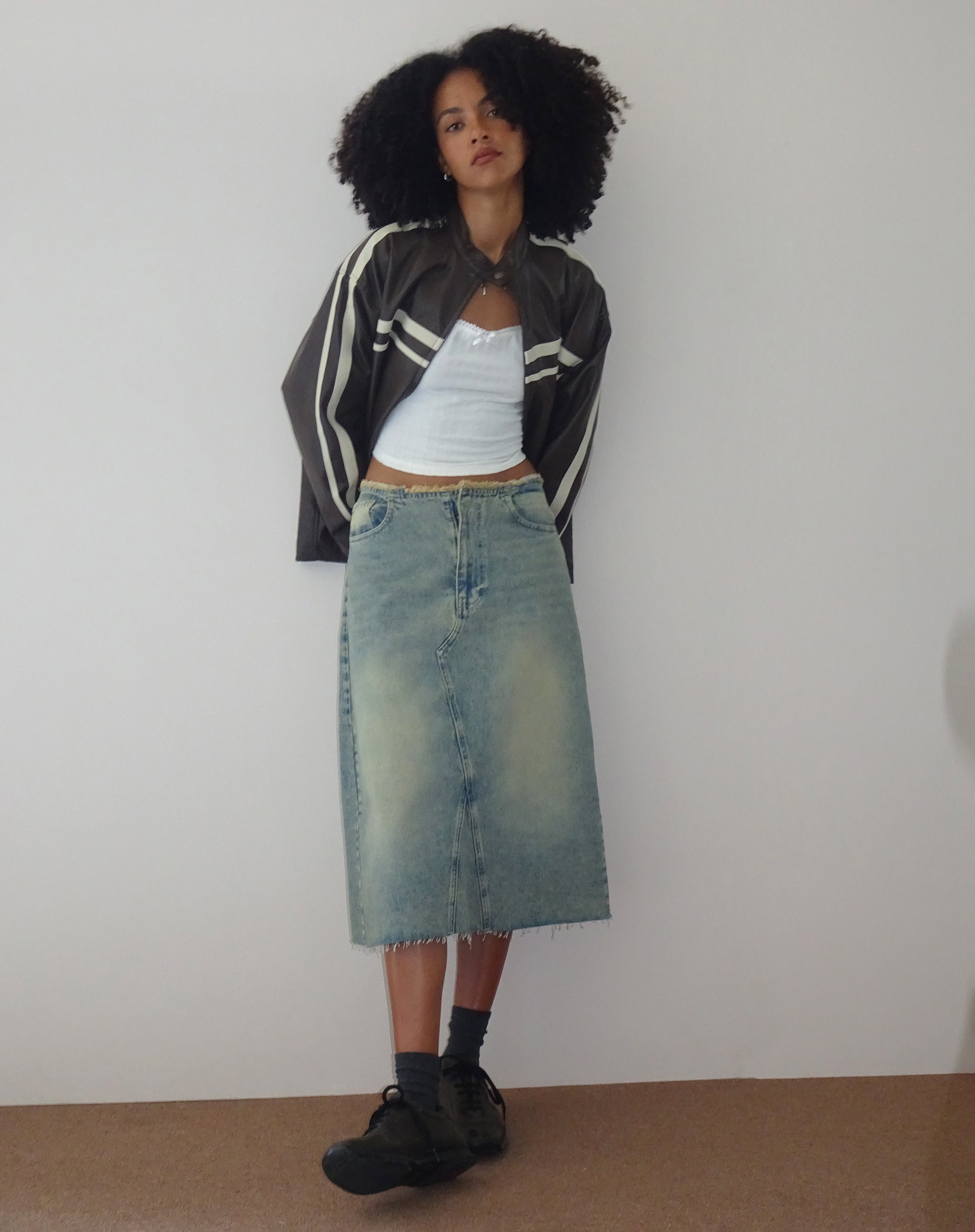 Immagine di Gonna midi in denim a vita bassa in azzurro sabbia