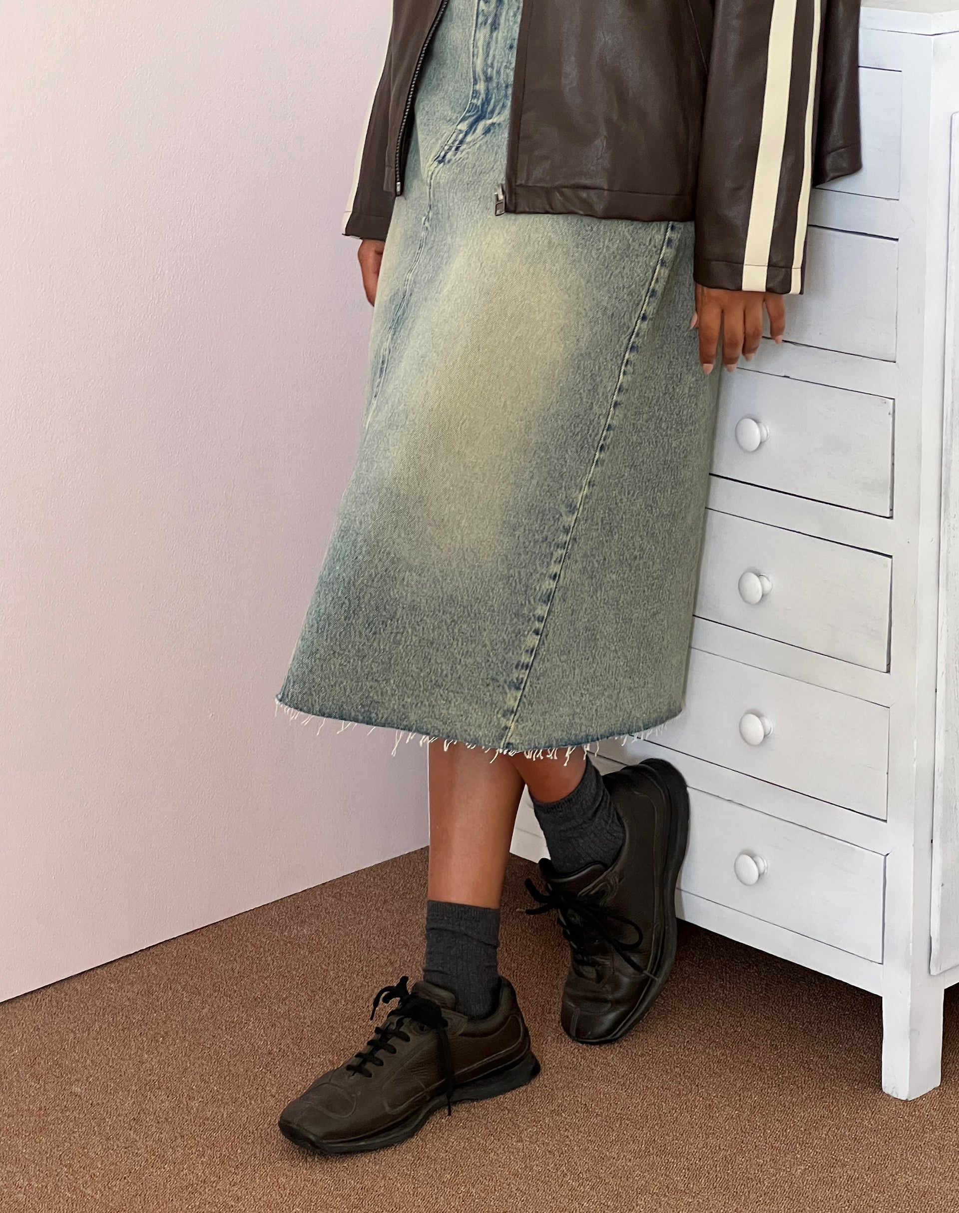 Immagine di Gonna midi in denim a vita bassa in azzurro sabbia