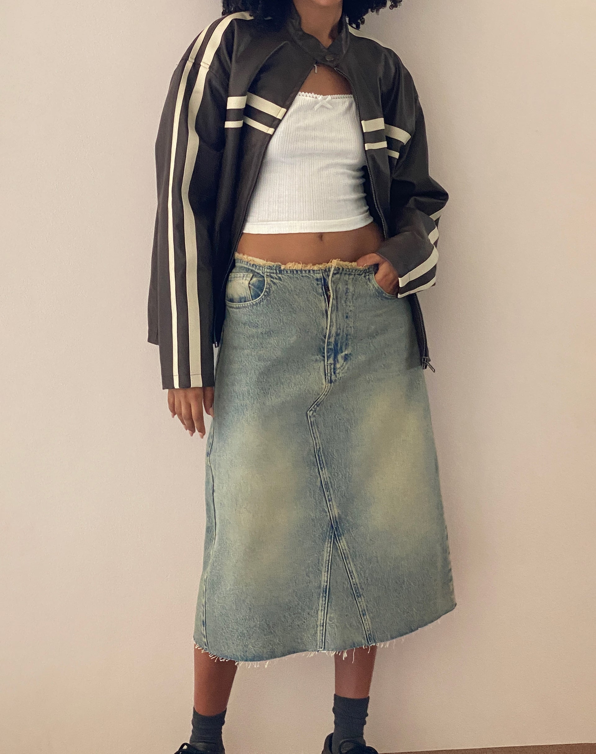 Immagine di Gonna midi in denim a vita bassa in azzurro sabbia