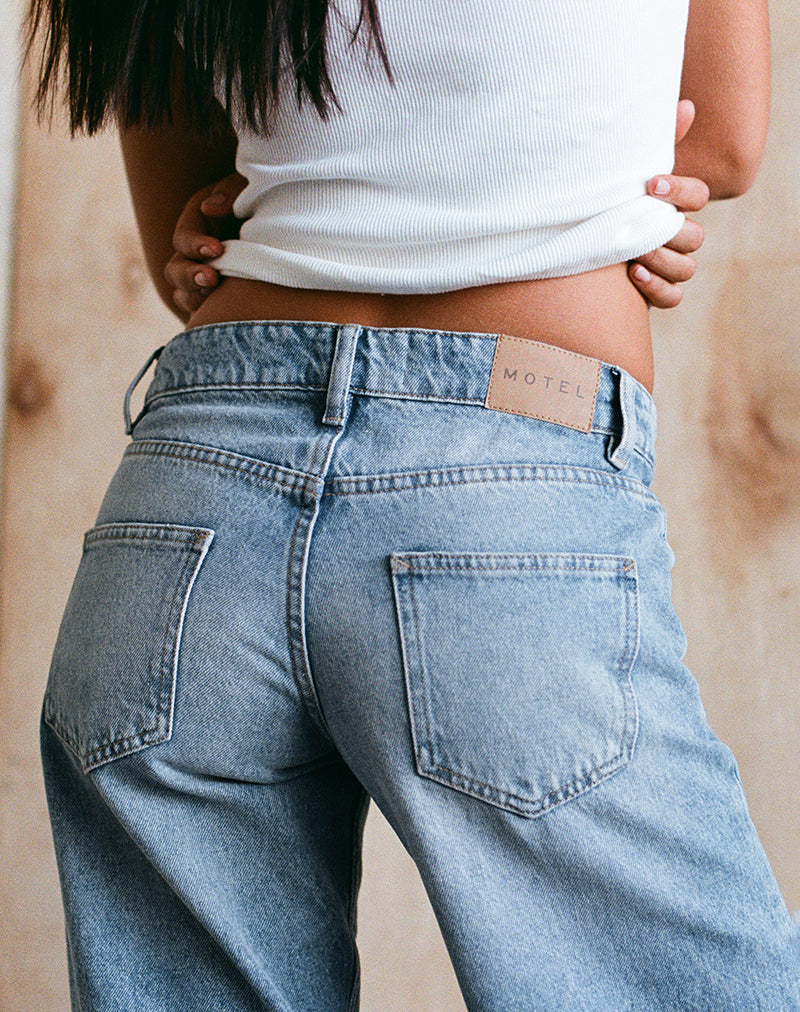 Jeans paralleli a vita bassa in blu brillante Usato