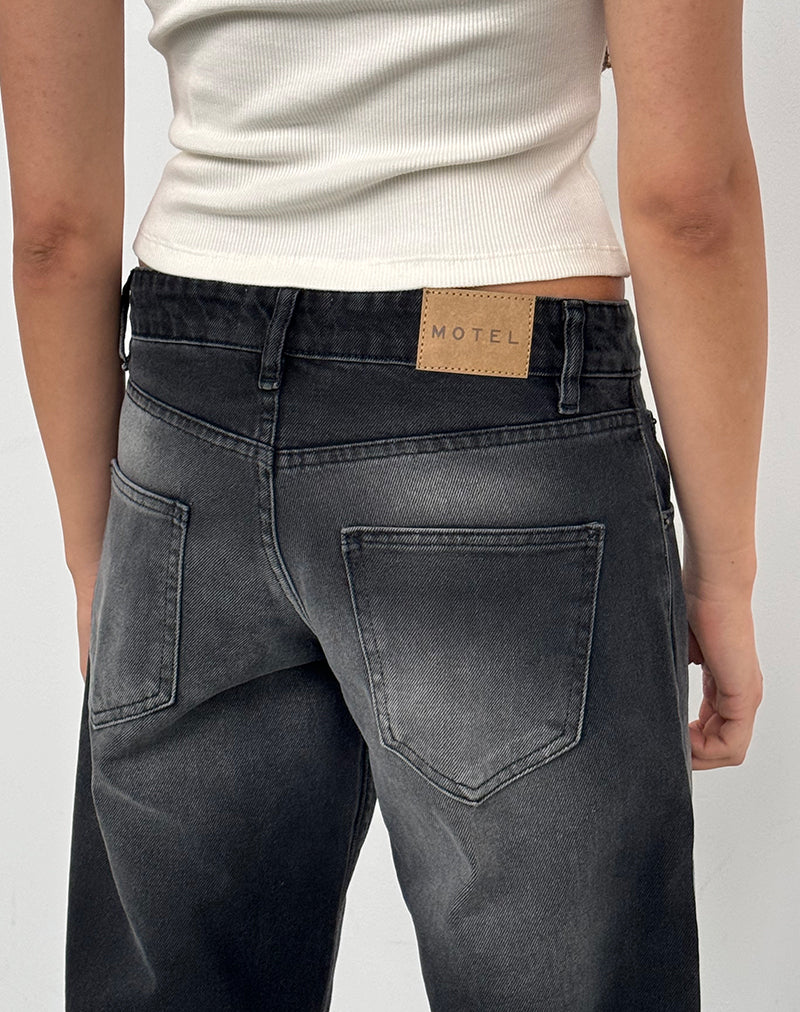 Immagine dei jeans paralleli a vita bassa con lavaggio nero estremo