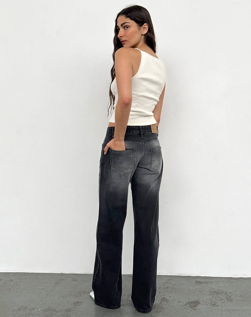 Immagine dei jeans paralleli a vita bassa con lavaggio nero estremo