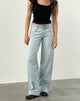 Immagine dei jeans paralleli a vita bassa con lavaggio chiaro estremo blu