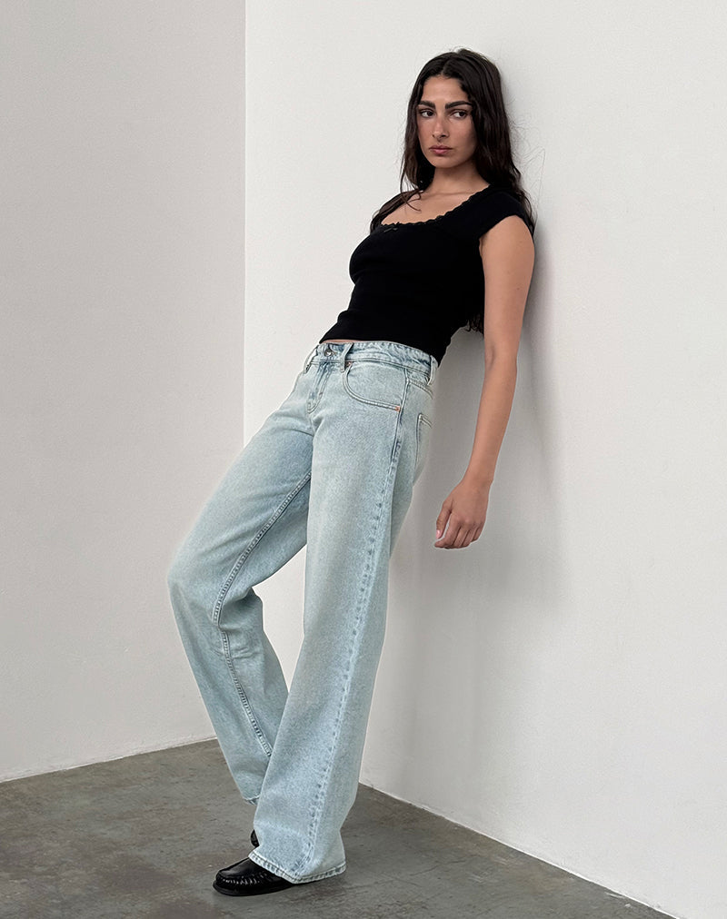 Immagine dei jeans paralleli a vita bassa con lavaggio chiaro estremo blu